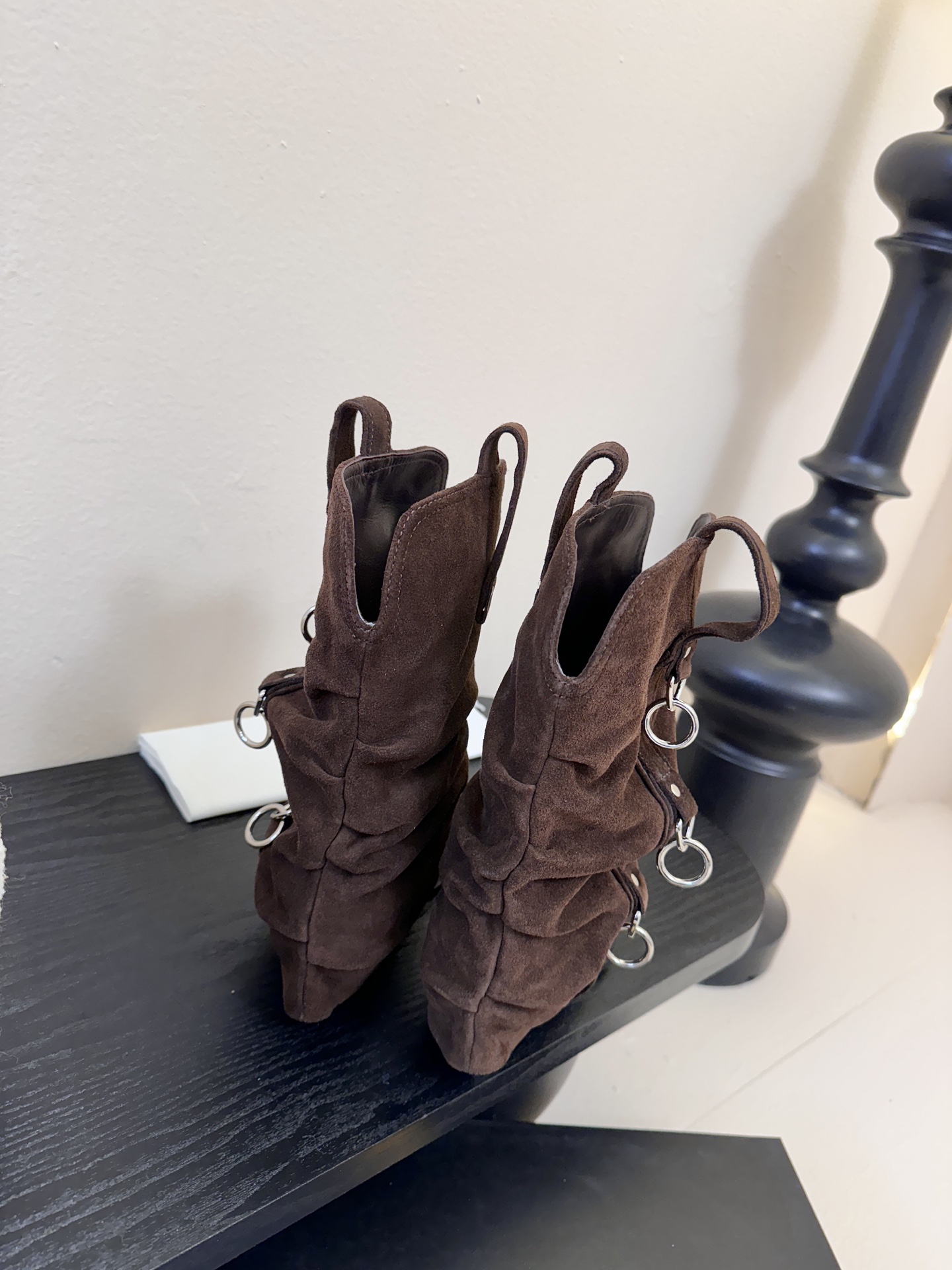 R13 𝟐𝟓𝐀𝐖新品R13 这款西部靴 复古麂皮褶皱设计超吸睛 尖头造型拽酷拉满 上脚瞬间化身街头时髦精