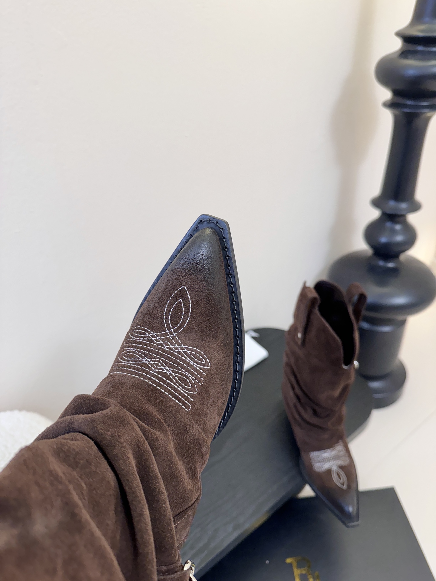 R13 𝟐𝟓𝐀𝐖新品R13 这款西部靴 复古麂皮褶皱设计超吸睛 尖头造型拽酷拉满 上脚瞬间化身街头时髦精