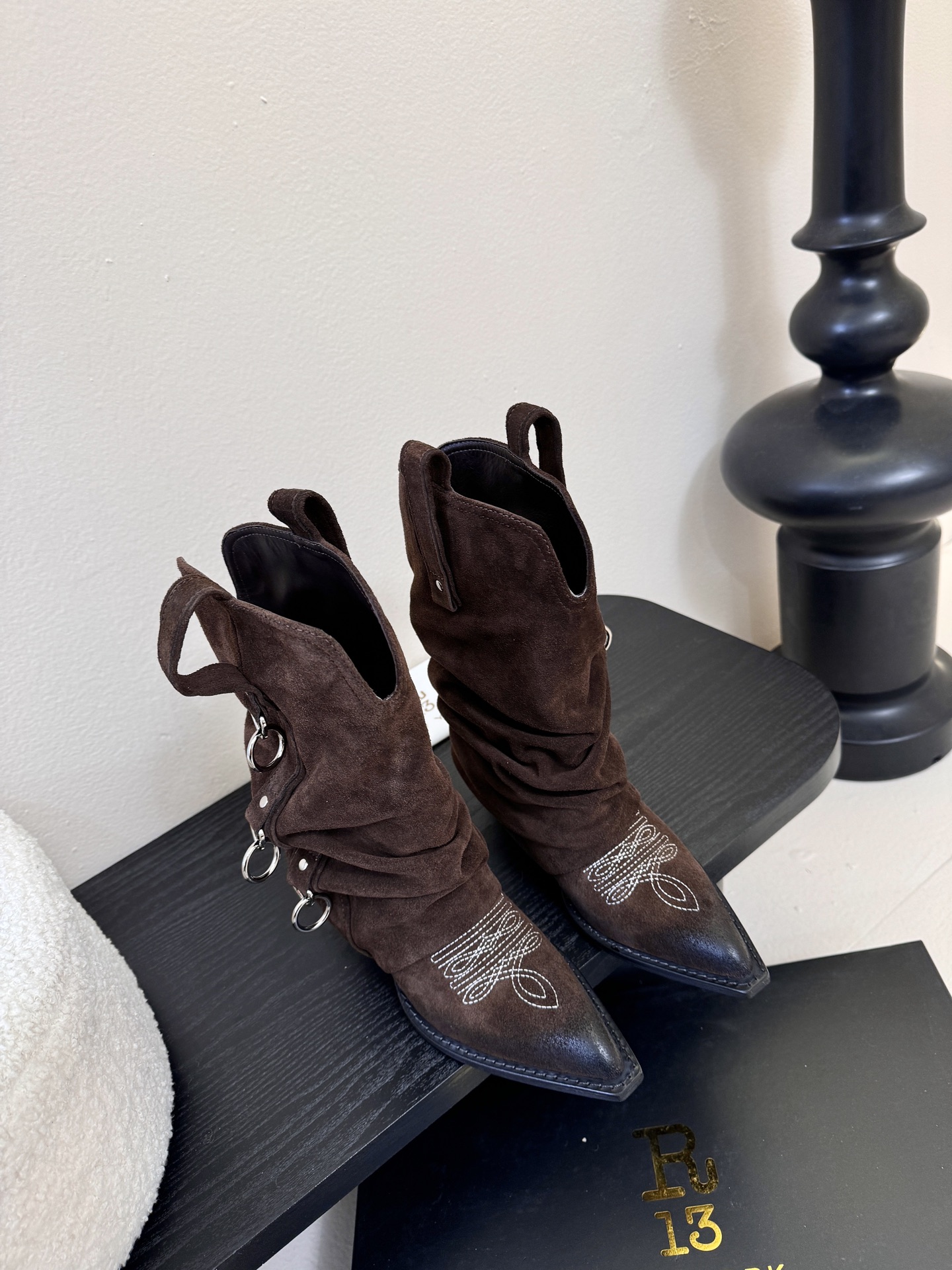 R13 𝟐𝟓𝐀𝐖新品R13 这款西部靴 复古麂皮褶皱设计超吸睛 尖头造型拽酷拉满 上脚瞬间化身街头时髦精