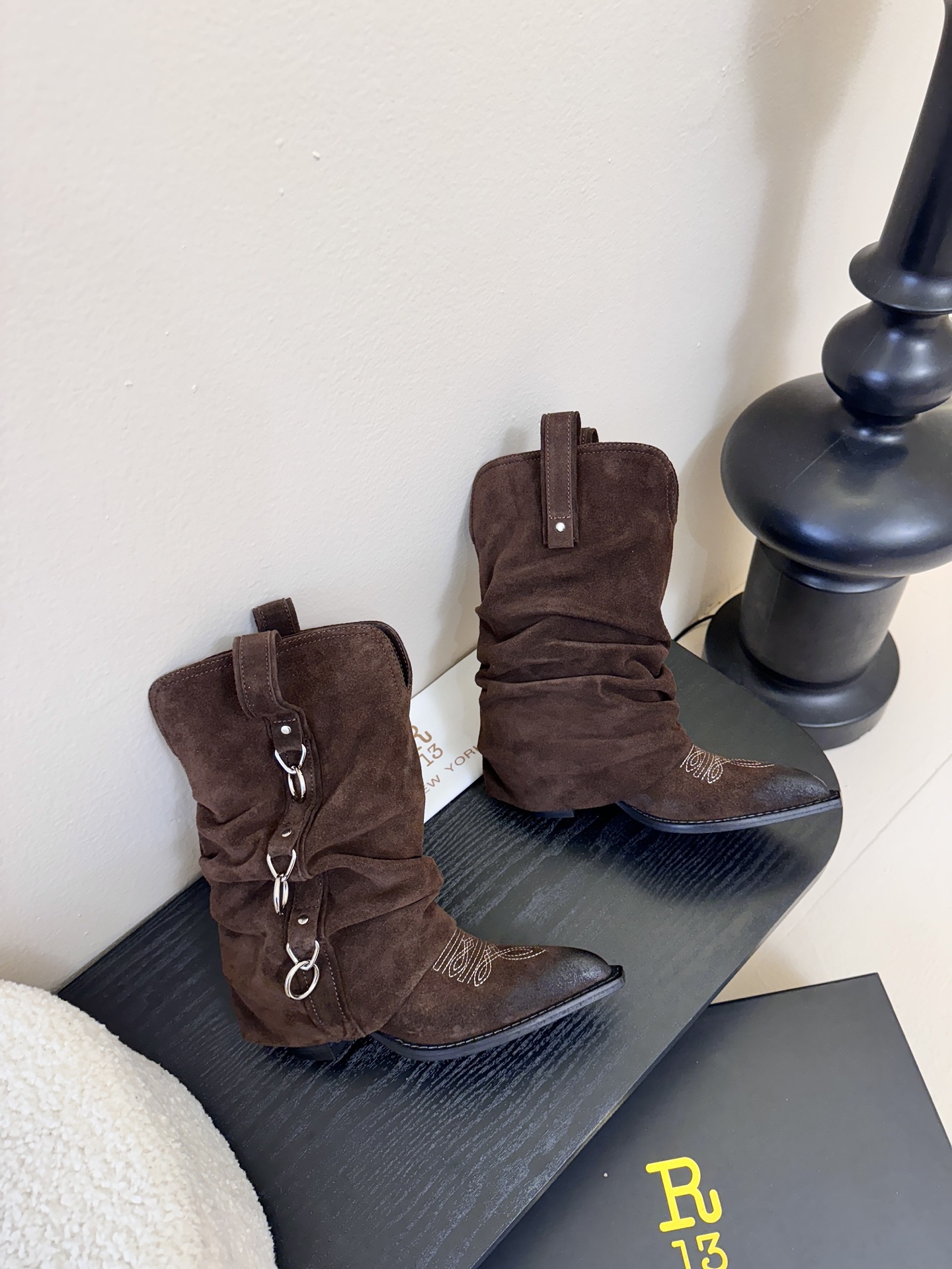 R13 𝟐𝟓𝐀𝐖新品R13 这款西部靴 复古麂皮褶皱设计超吸睛 尖头造型拽酷拉满 上脚瞬间化身街头时髦精