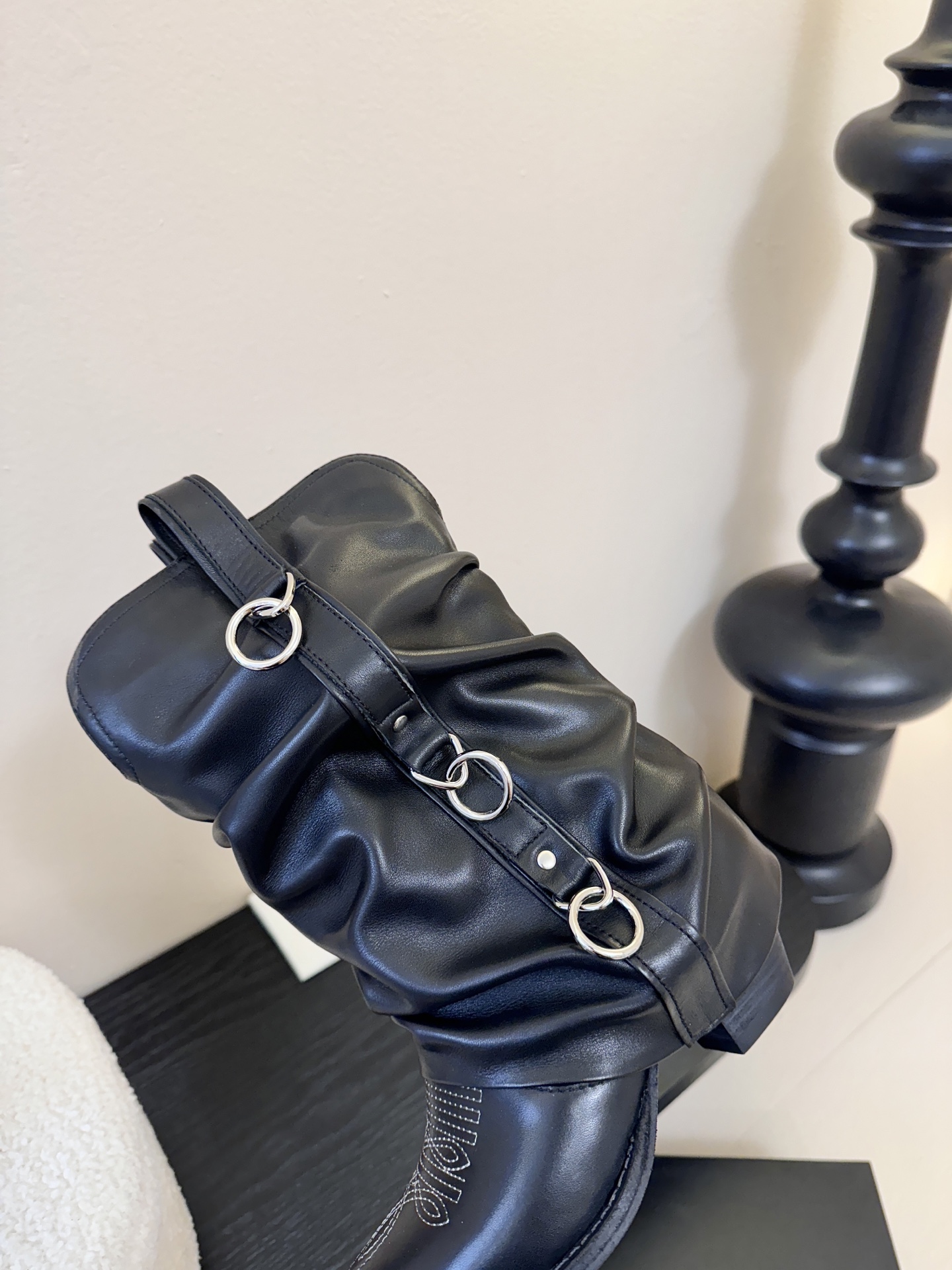 R13 𝟐𝟓𝐀𝐖新品R13 这款西部靴 复古麂皮褶皱设计超吸睛 尖头造型拽酷拉满 上脚瞬间化身街头时髦精