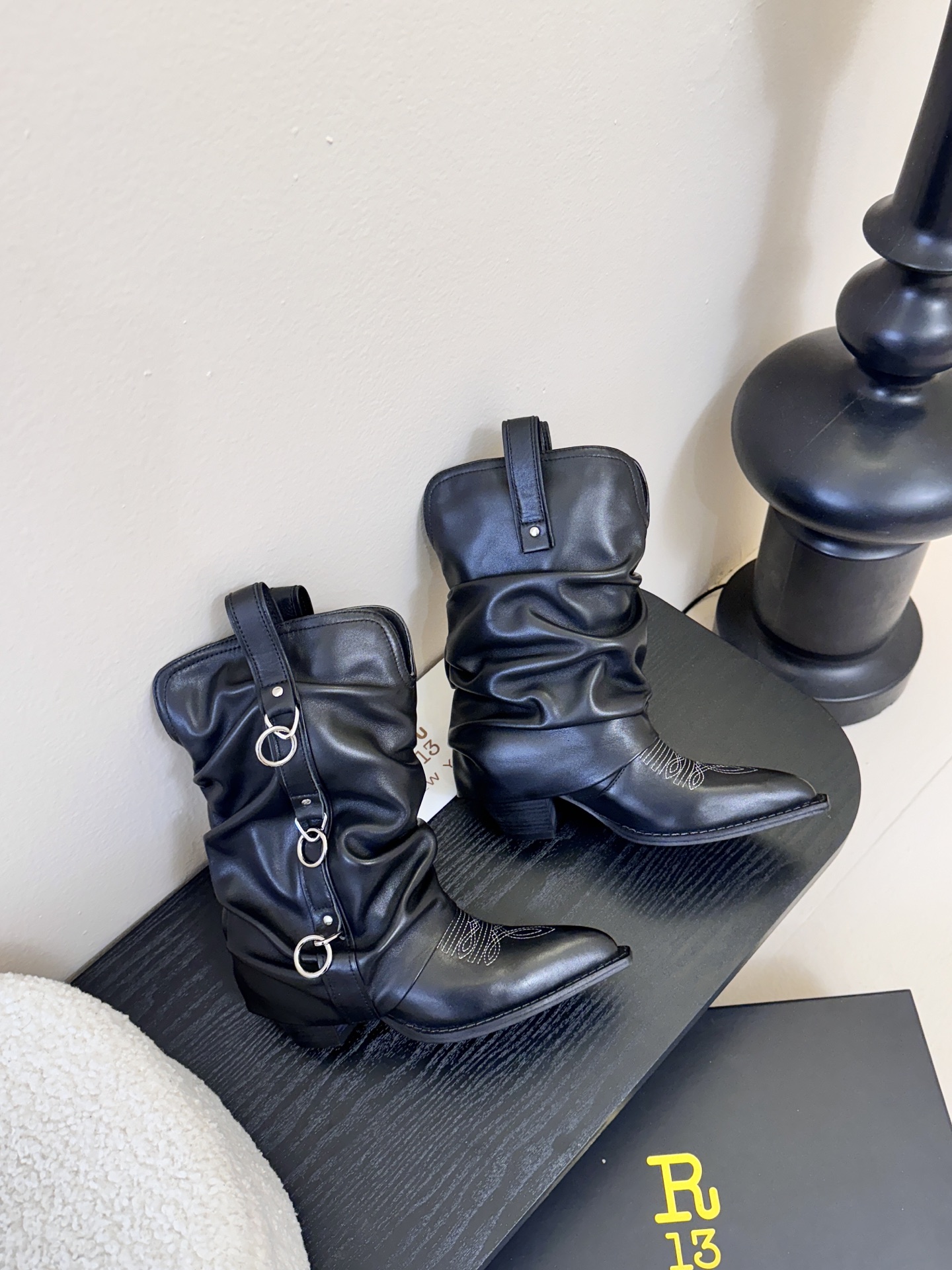 R13 𝟐𝟓𝐀𝐖新品R13 这款西部靴 复古麂皮褶皱设计超吸睛 尖头造型拽酷拉满 上脚瞬间化身街头时髦精