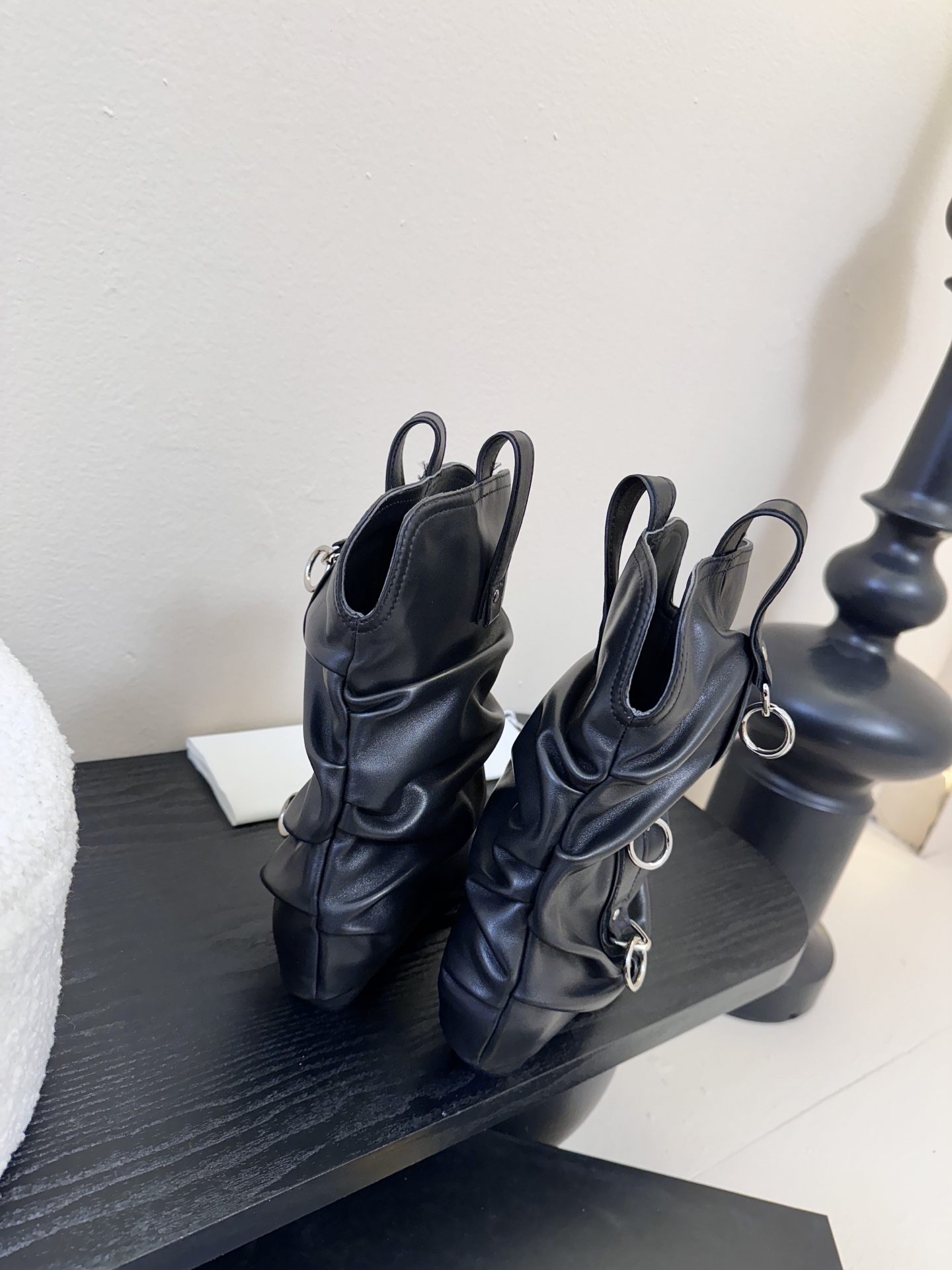 R13 𝟐𝟓𝐀𝐖新品R13 这款西部靴 复古麂皮褶皱设计超吸睛 尖头造型拽酷拉满 上脚瞬间化身街头时髦精