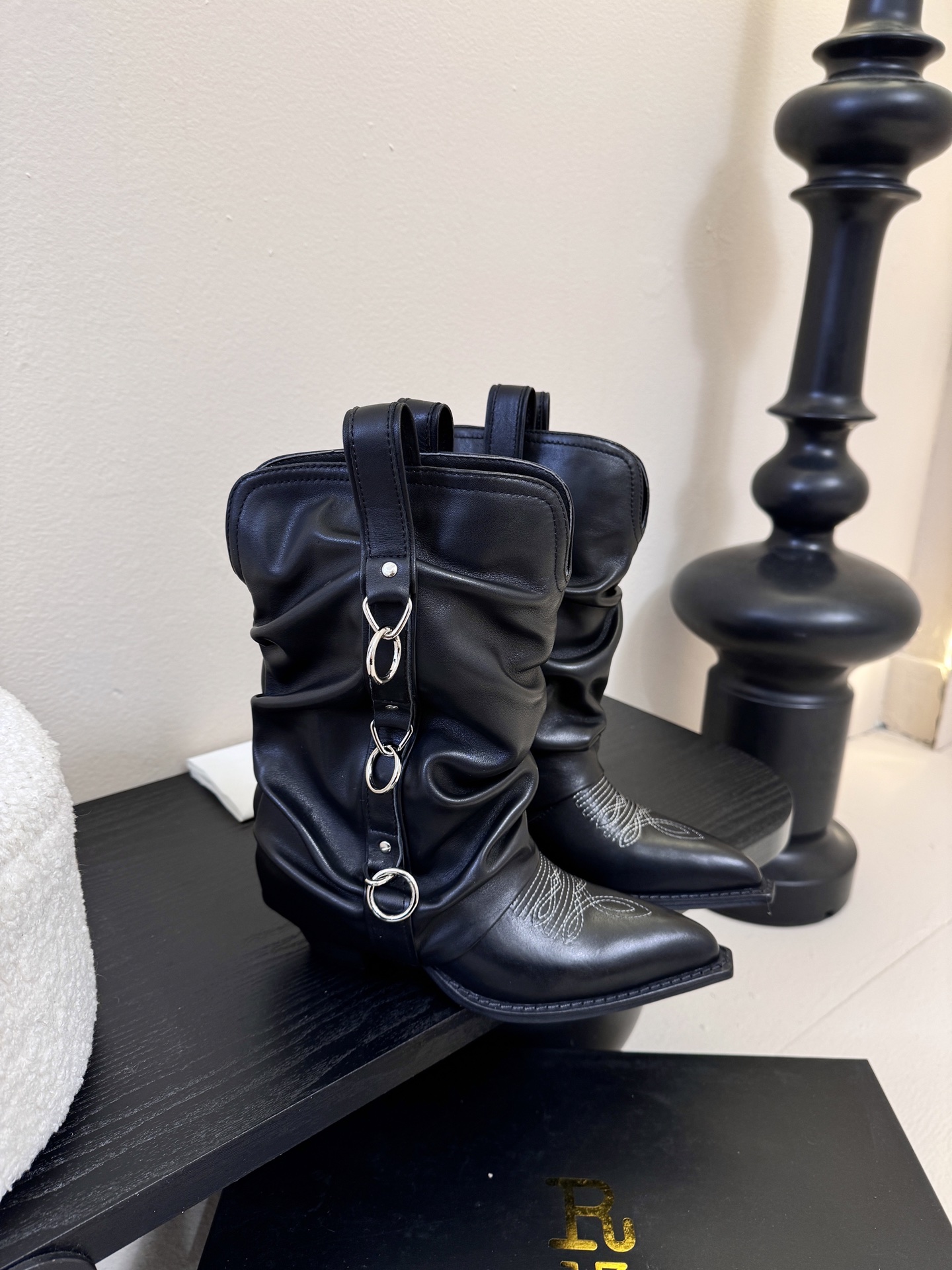 R13 𝟐𝟓𝐀𝐖新品R13 这款西部靴 复古麂皮褶皱设计超吸睛 尖头造型拽酷拉满 上脚瞬间化身街头时髦精