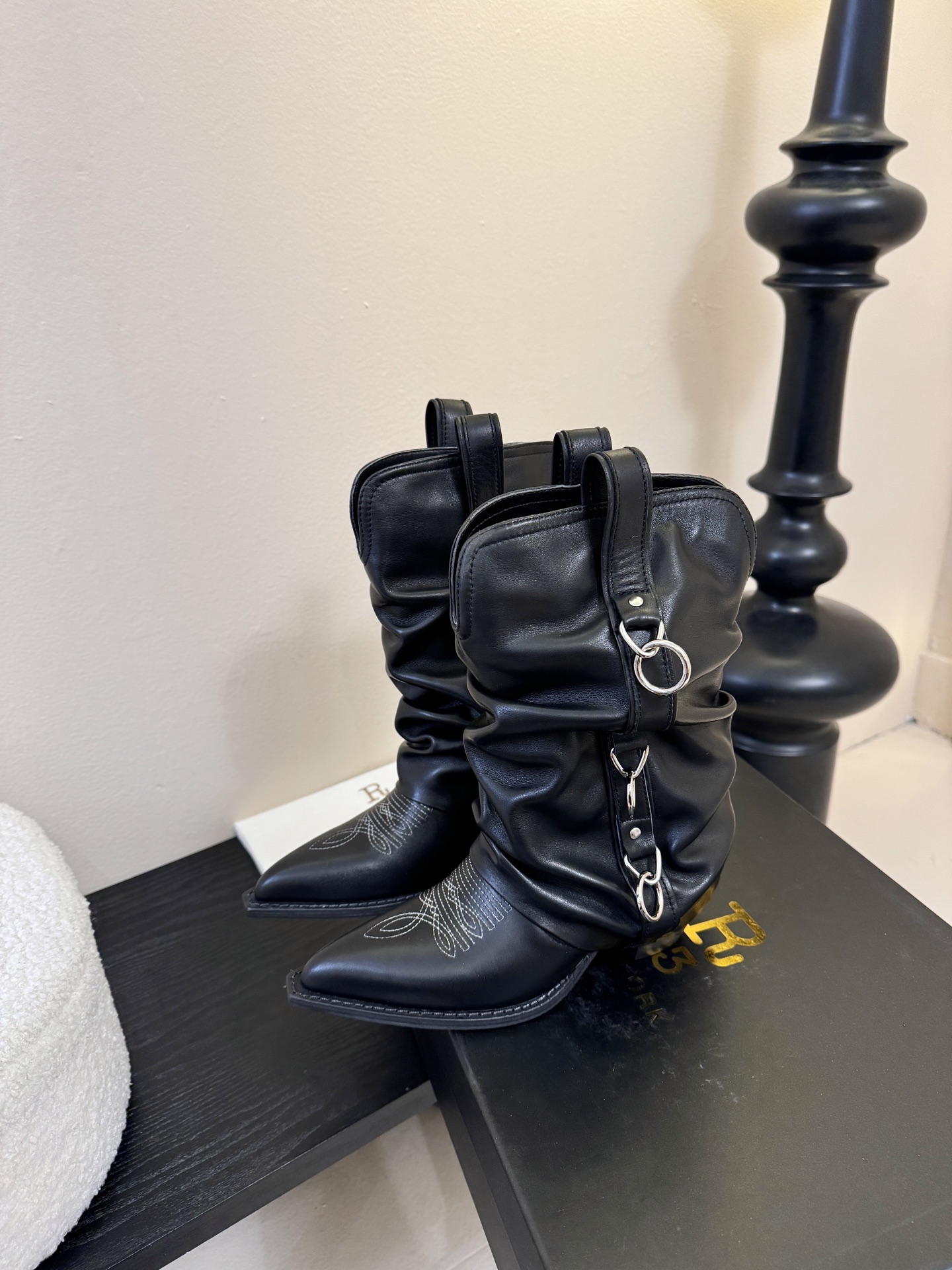 R13 𝟐𝟓𝐀𝐖新品R13 这款西部靴 复古麂皮褶皱设计超吸睛 尖头造型拽酷拉满 上脚瞬间化身街头时髦精