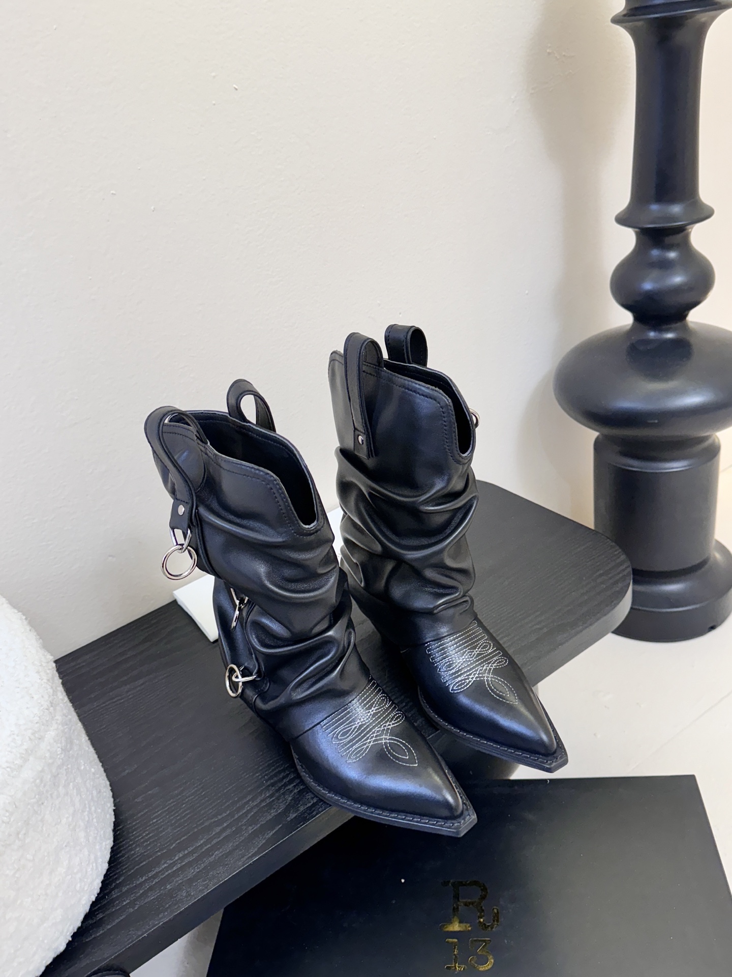 R13 𝟐𝟓𝐀𝐖新品R13 这款西部靴 复古麂皮褶皱设计超吸睛 尖头造型拽酷拉满 上脚瞬间化身街头时髦精