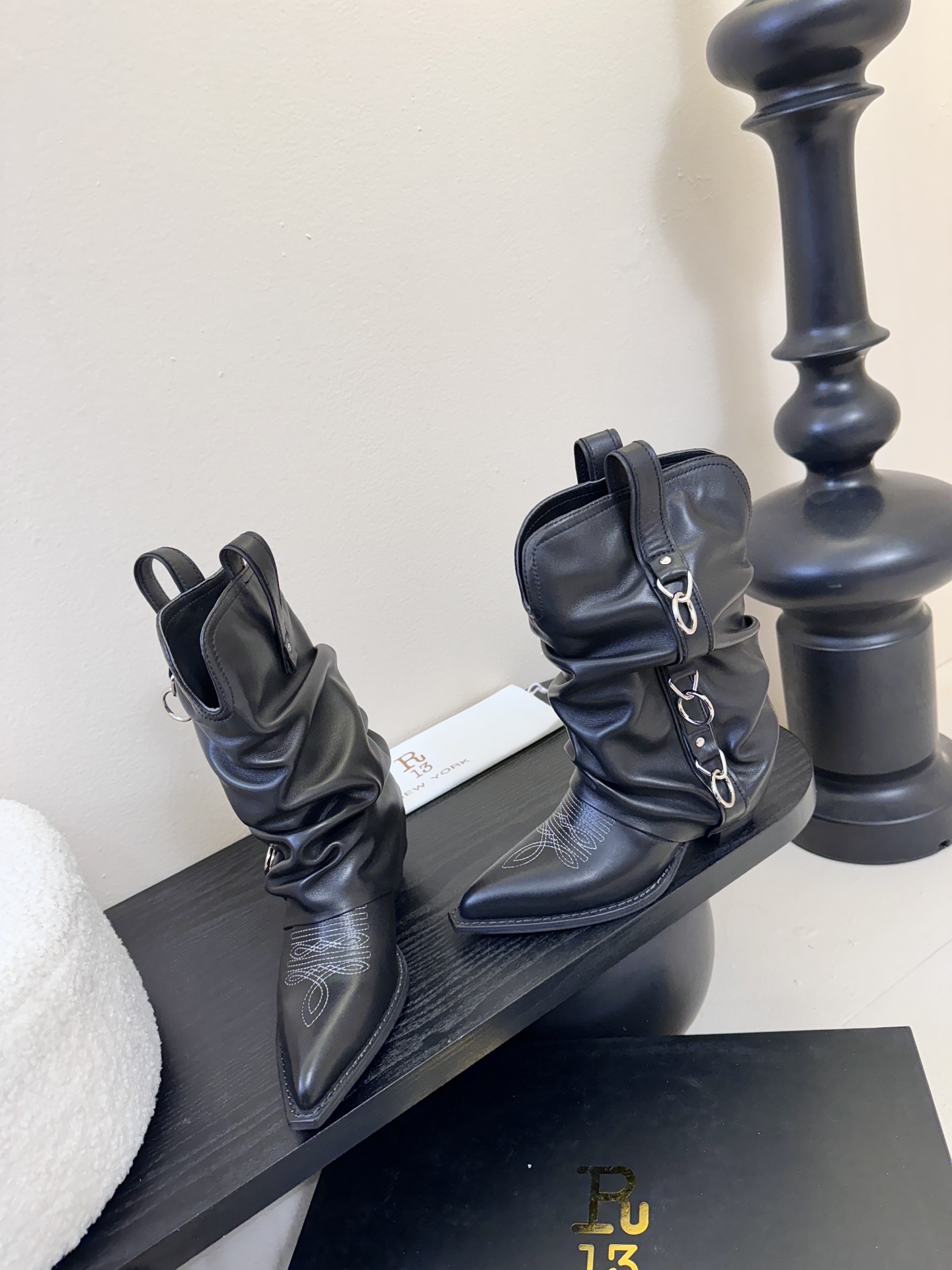 R13 𝟐𝟓𝐀𝐖新品R13 这款西部靴 复古麂皮褶皱设计超吸睛 尖头造型拽酷拉满 上脚瞬间化身街头时髦精