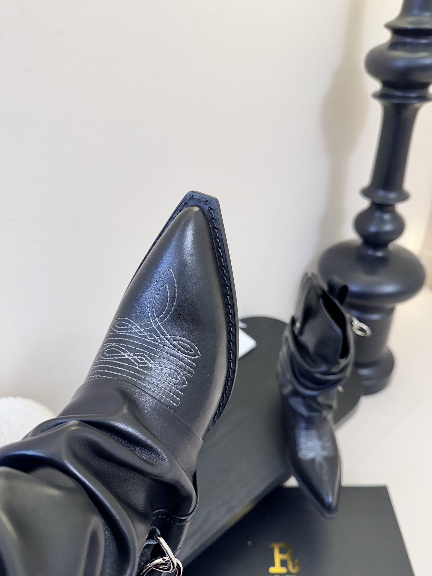 R13 𝟐𝟓𝐀𝐖新品R13 这款西部靴 复古麂皮褶皱设计超吸睛 尖头造型拽酷拉满 上脚瞬间化身街头时髦精