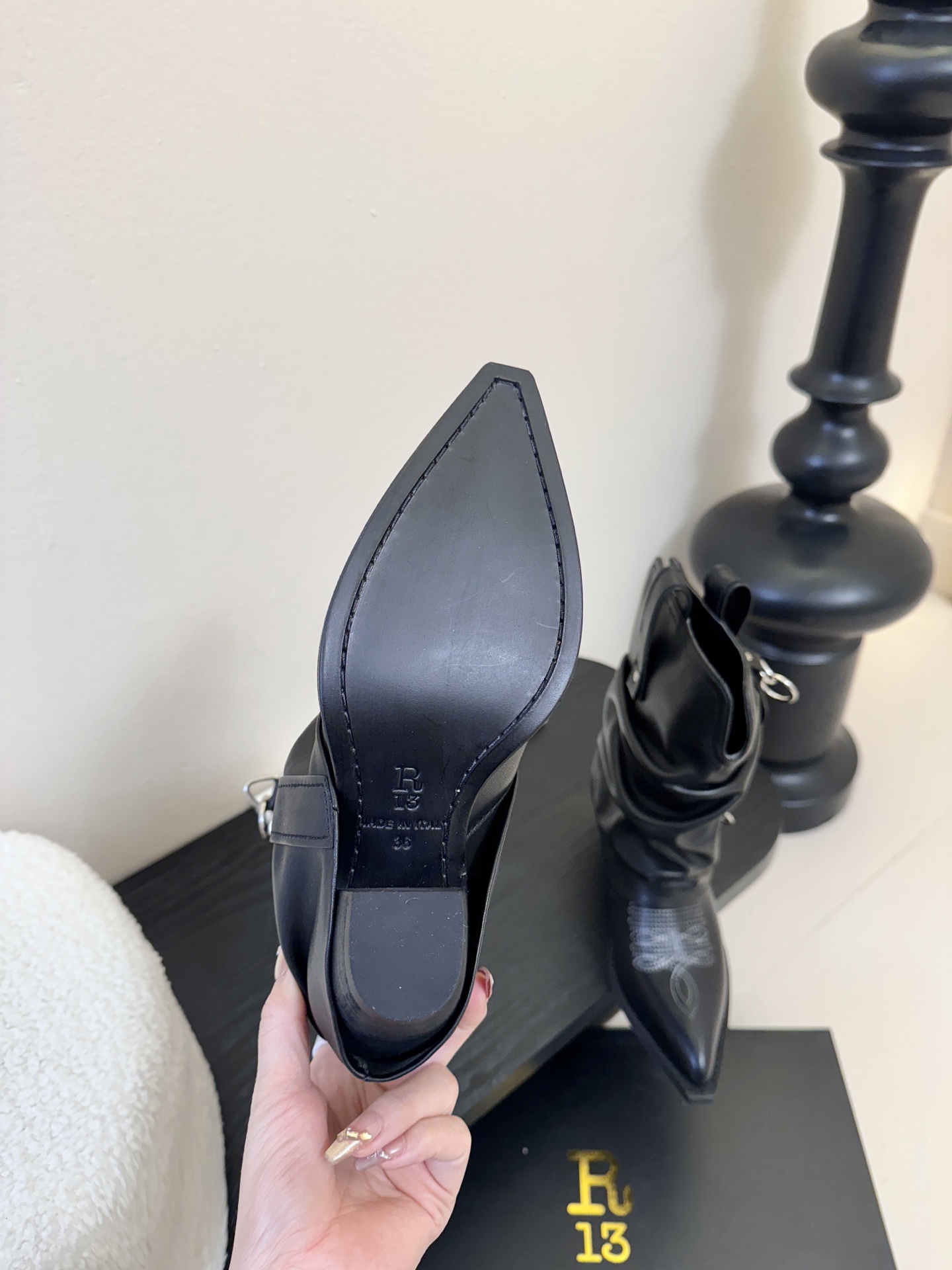 R13 𝟐𝟓𝐀𝐖新品R13 这款西部靴 复古麂皮褶皱设计超吸睛 尖头造型拽酷拉满 上脚瞬间化身街头时髦精