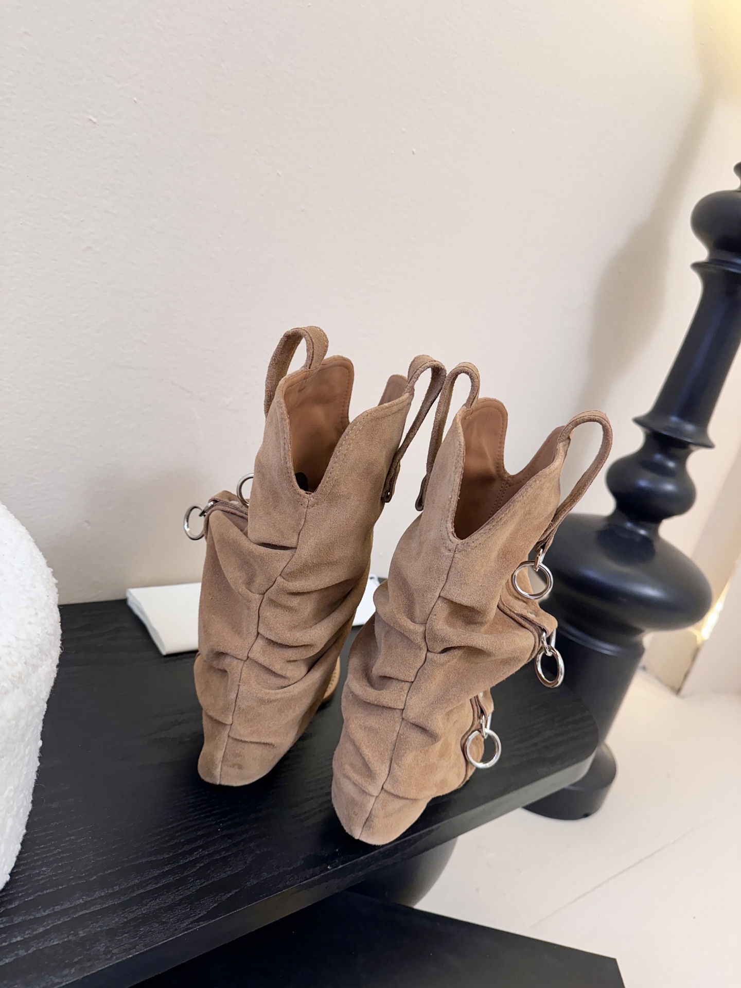 R13 𝟐𝟓𝐀𝐖新品R13 这款西部靴 复古麂皮褶皱设计超吸睛 尖头造型拽酷拉满 上脚瞬间化身街头时髦精