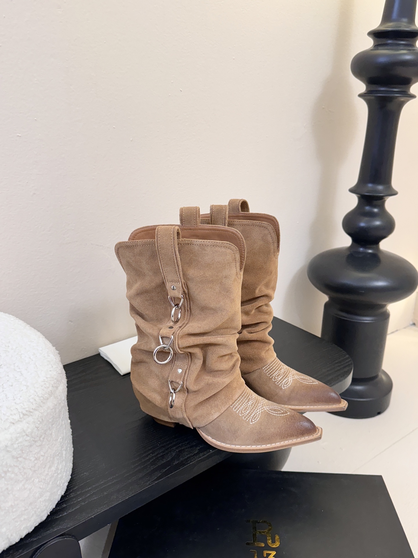 R13 𝟐𝟓𝐀𝐖新品R13 这款西部靴 复古麂皮褶皱设计超吸睛 尖头造型拽酷拉满 上脚瞬间化身街头时髦精