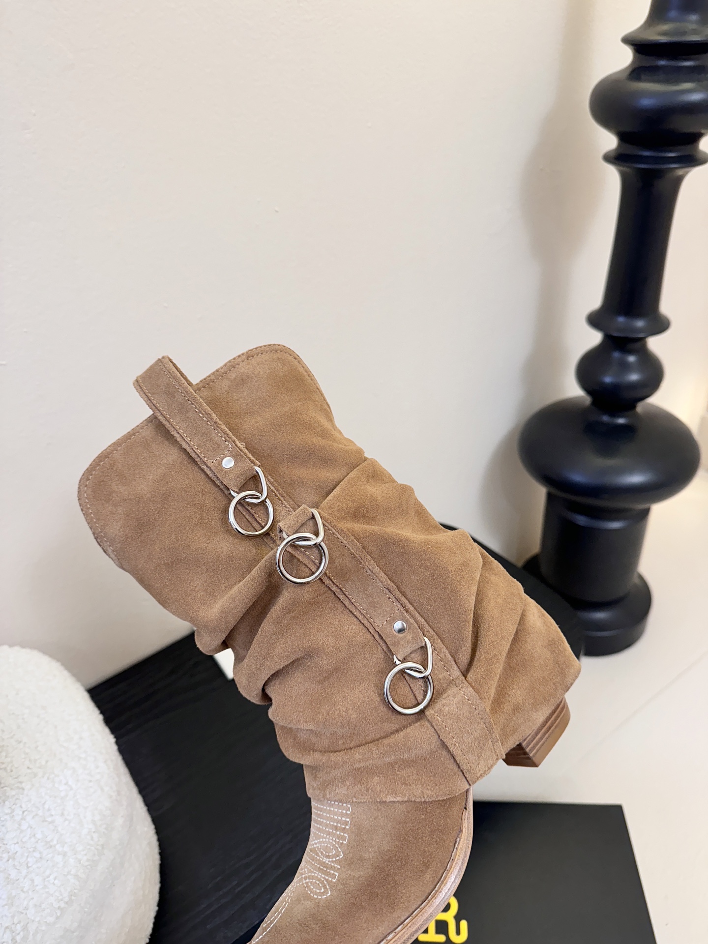 R13 𝟐𝟓𝐀𝐖新品R13 这款西部靴 复古麂皮褶皱设计超吸睛 尖头造型拽酷拉满 上脚瞬间化身街头时髦精