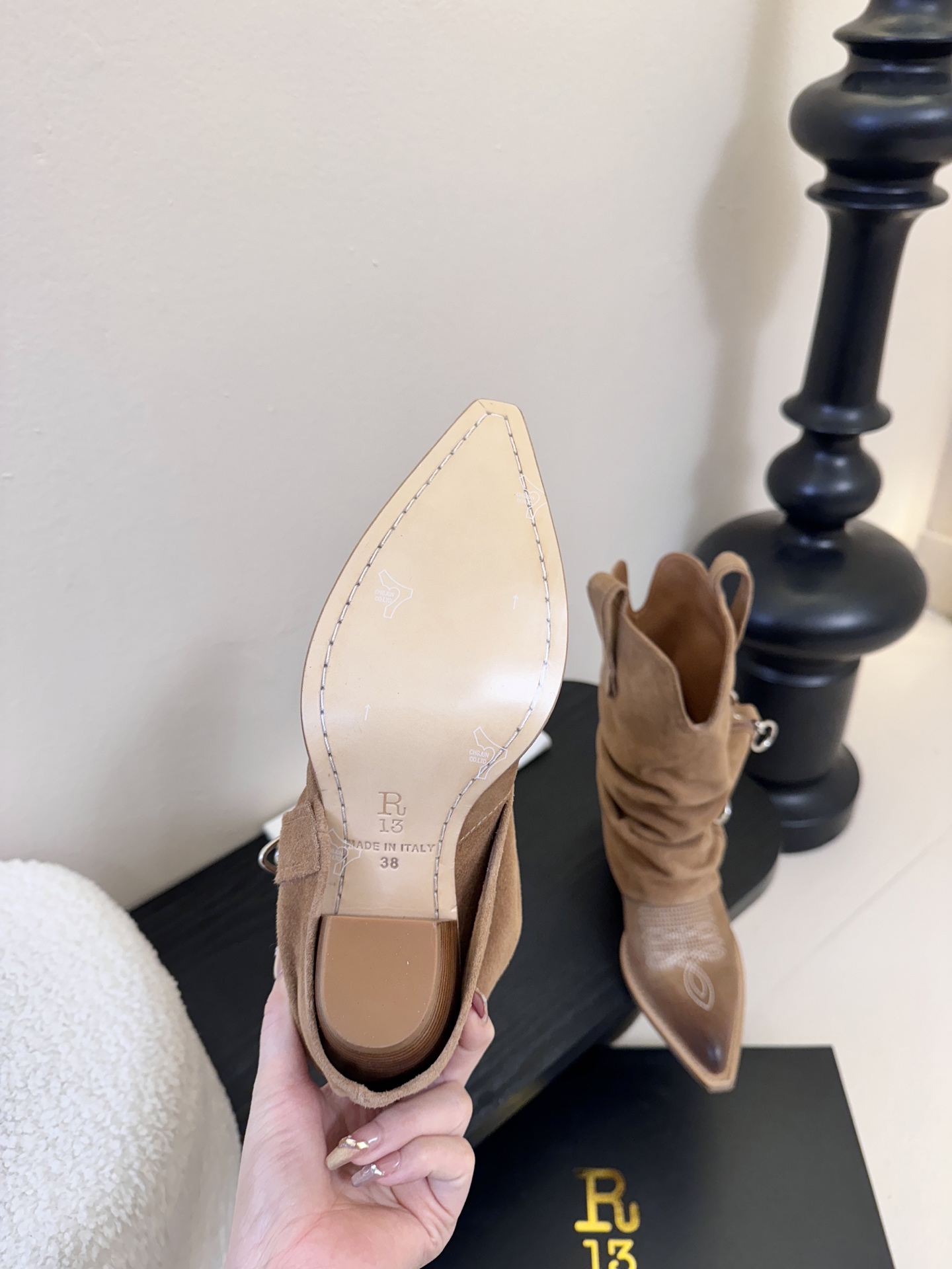 R13 𝟐𝟓𝐀𝐖新品R13 这款西部靴 复古麂皮褶皱设计超吸睛 尖头造型拽酷拉满 上脚瞬间化身街头时髦精