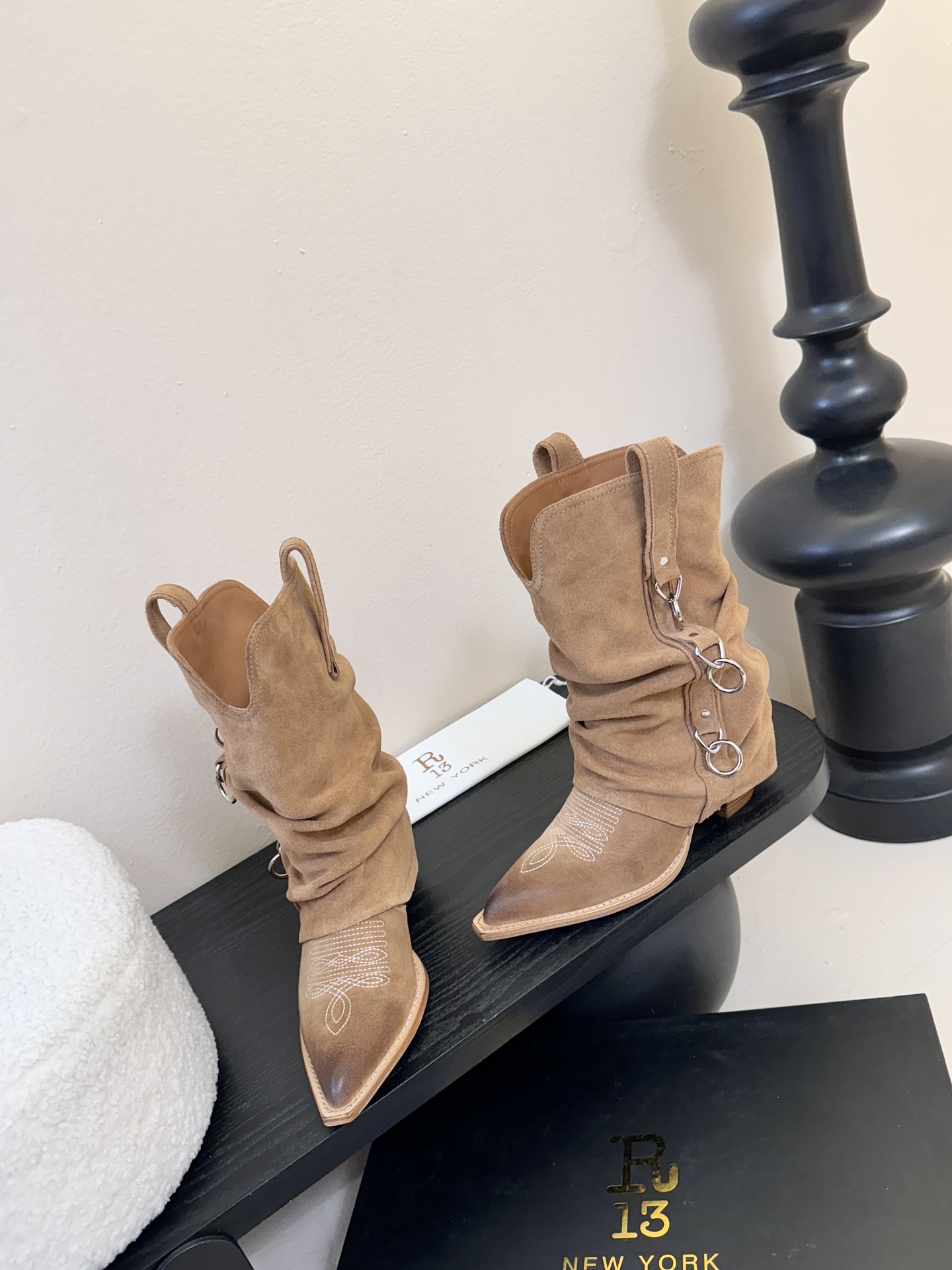 R13 𝟐𝟓𝐀𝐖新品R13 这款西部靴 复古麂皮褶皱设计超吸睛 尖头造型拽酷拉满 上脚瞬间化身街头时髦精