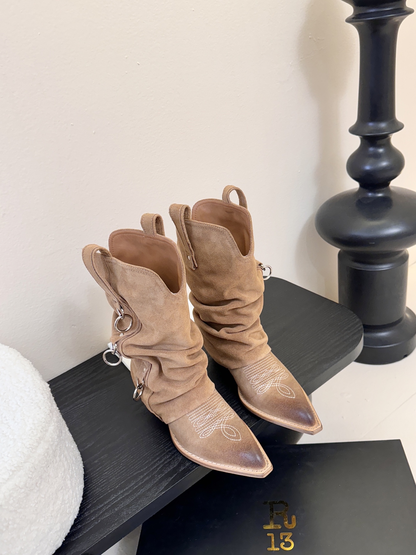 R13 𝟐𝟓𝐀𝐖新品R13 这款西部靴 复古麂皮褶皱设计超吸睛 尖头造型拽酷拉满 上脚瞬间化身街头时髦精