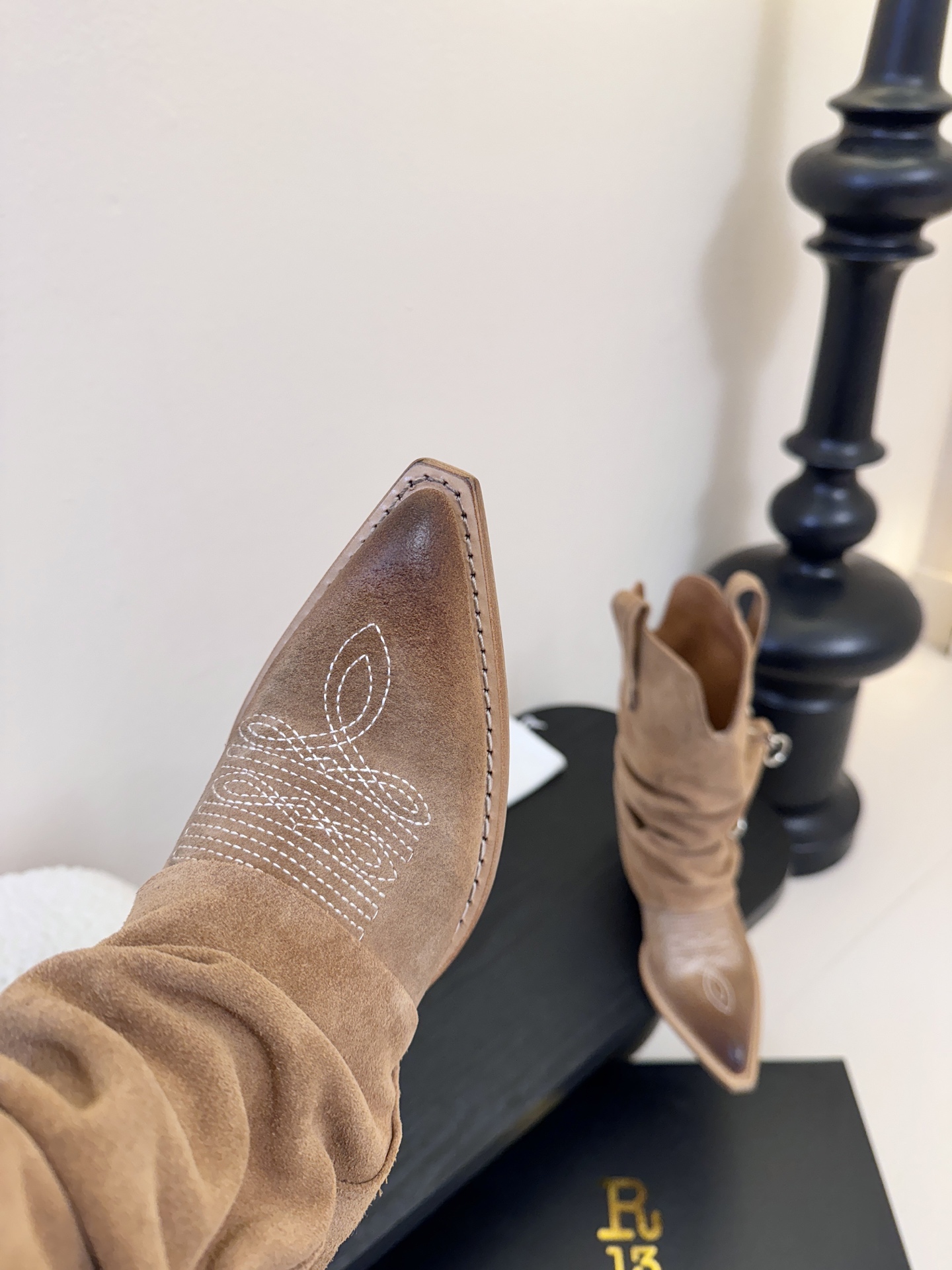 R13 𝟐𝟓𝐀𝐖新品R13 这款西部靴 复古麂皮褶皱设计超吸睛 尖头造型拽酷拉满 上脚瞬间化身街头时髦精