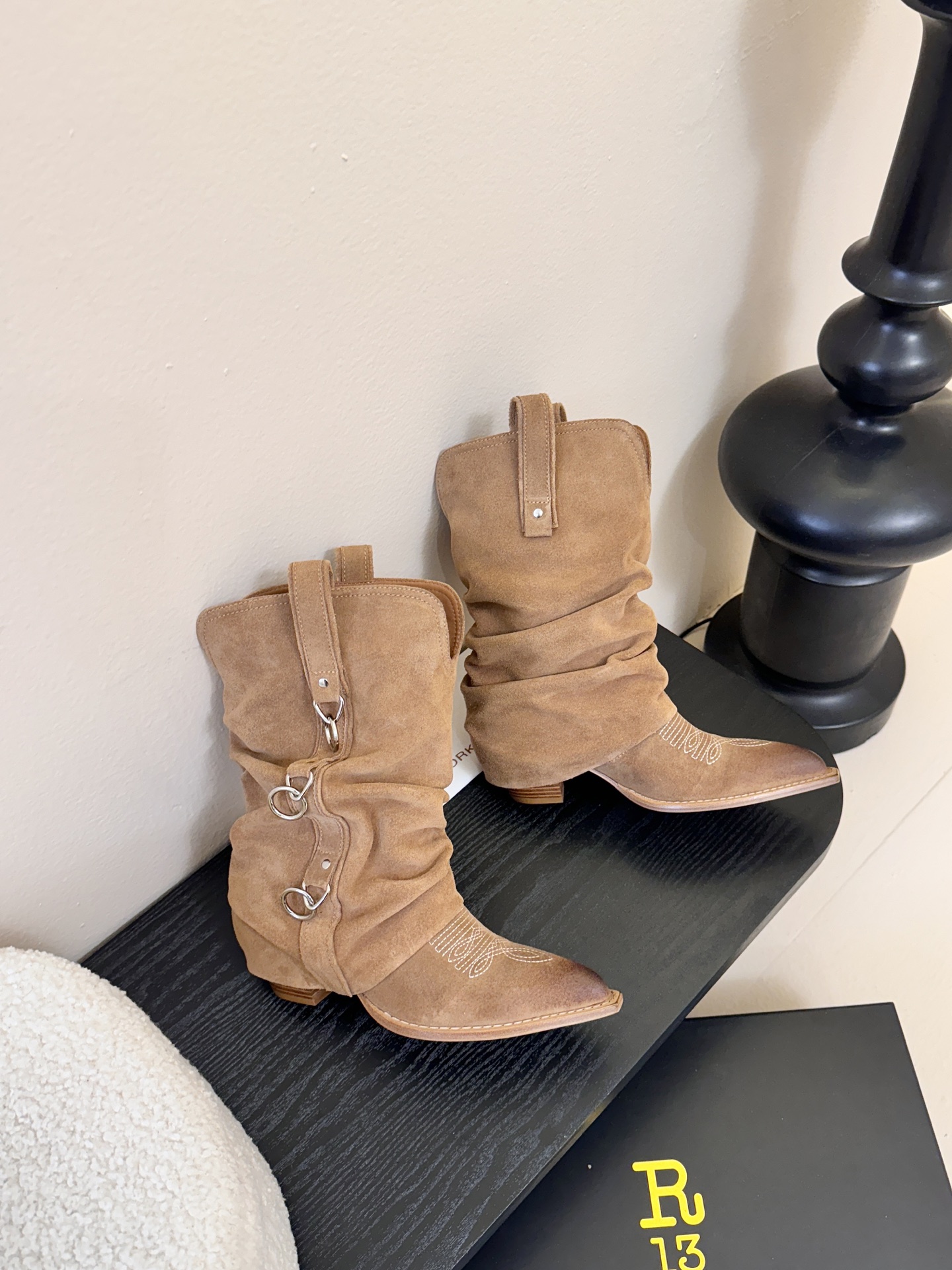 R13 𝟐𝟓𝐀𝐖新品R13 这款西部靴 复古麂皮褶皱设计超吸睛 尖头造型拽酷拉满 上脚瞬间化身街头时髦精