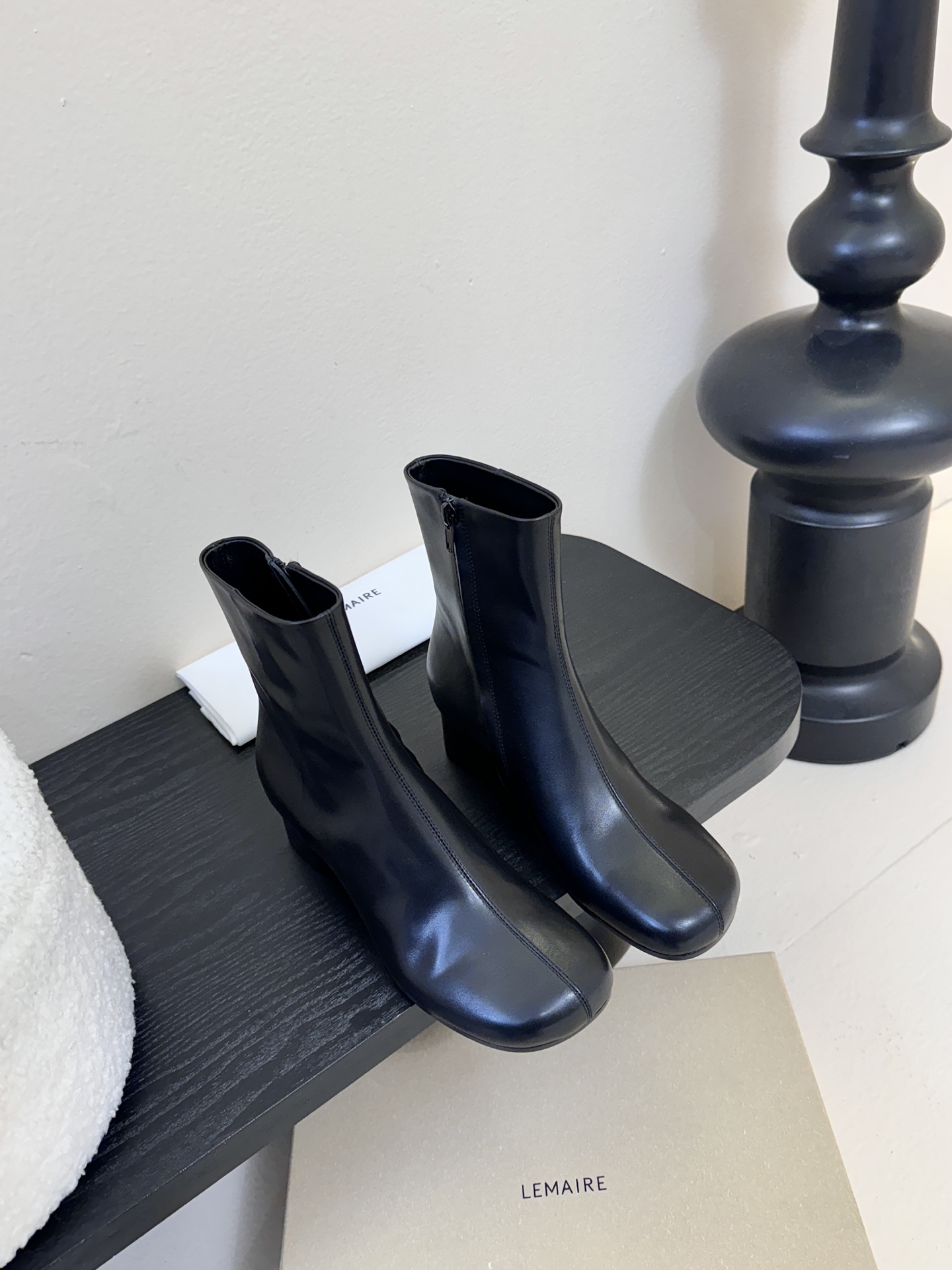 Lemaire 25ss 新款极简高跟靴低调有品，处处散发着迷人的气质一双高级又实用的小皮靴用这种随意又