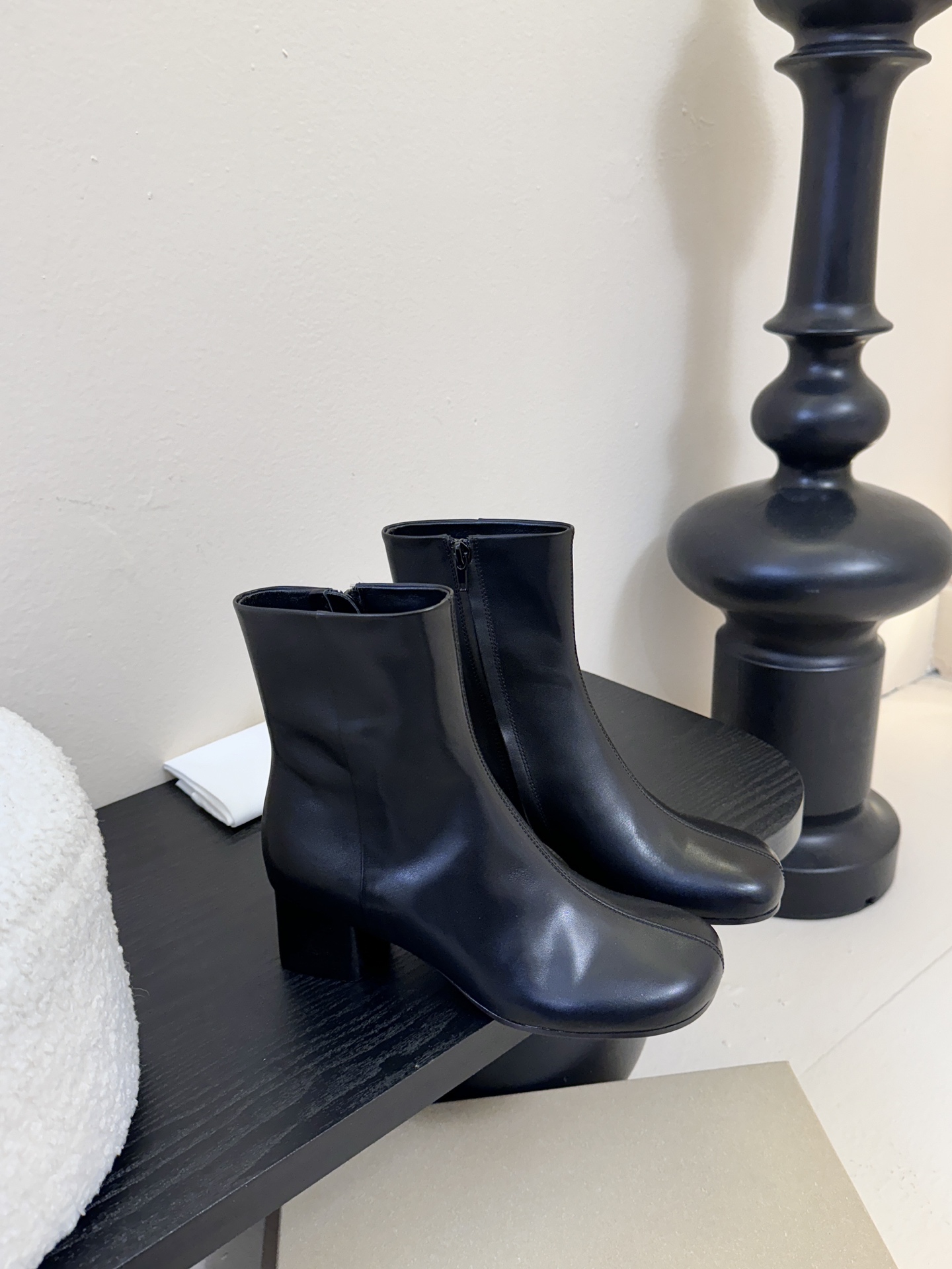 Lemaire 25ss 新款极简高跟靴低调有品，处处散发着迷人的气质一双高级又实用的小皮靴用这种随意又