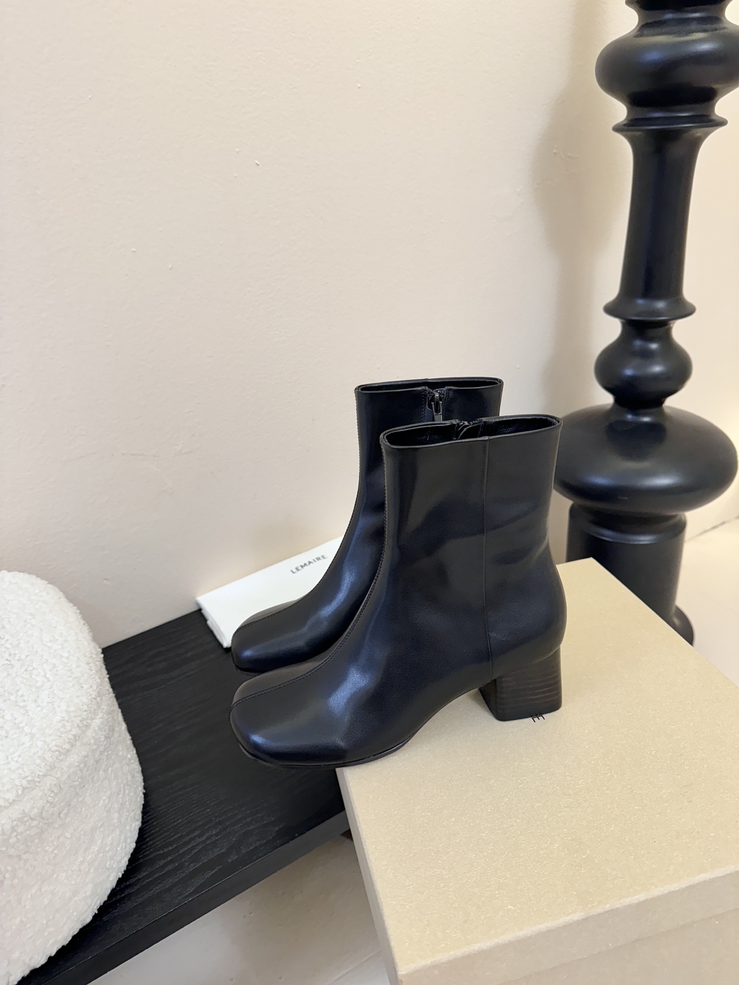 Lemaire 25ss 新款极简高跟靴低调有品，处处散发着迷人的气质一双高级又实用的小皮靴用这种随意又