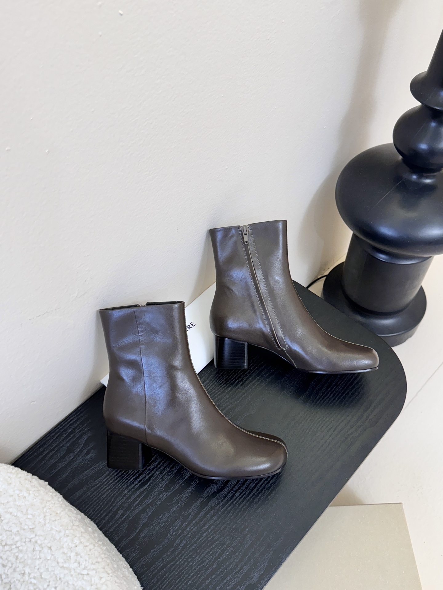 Lemaire 25ss 新款极简高跟靴低调有品，处处散发着迷人的气质一双高级又实用的小皮靴用这种随意又