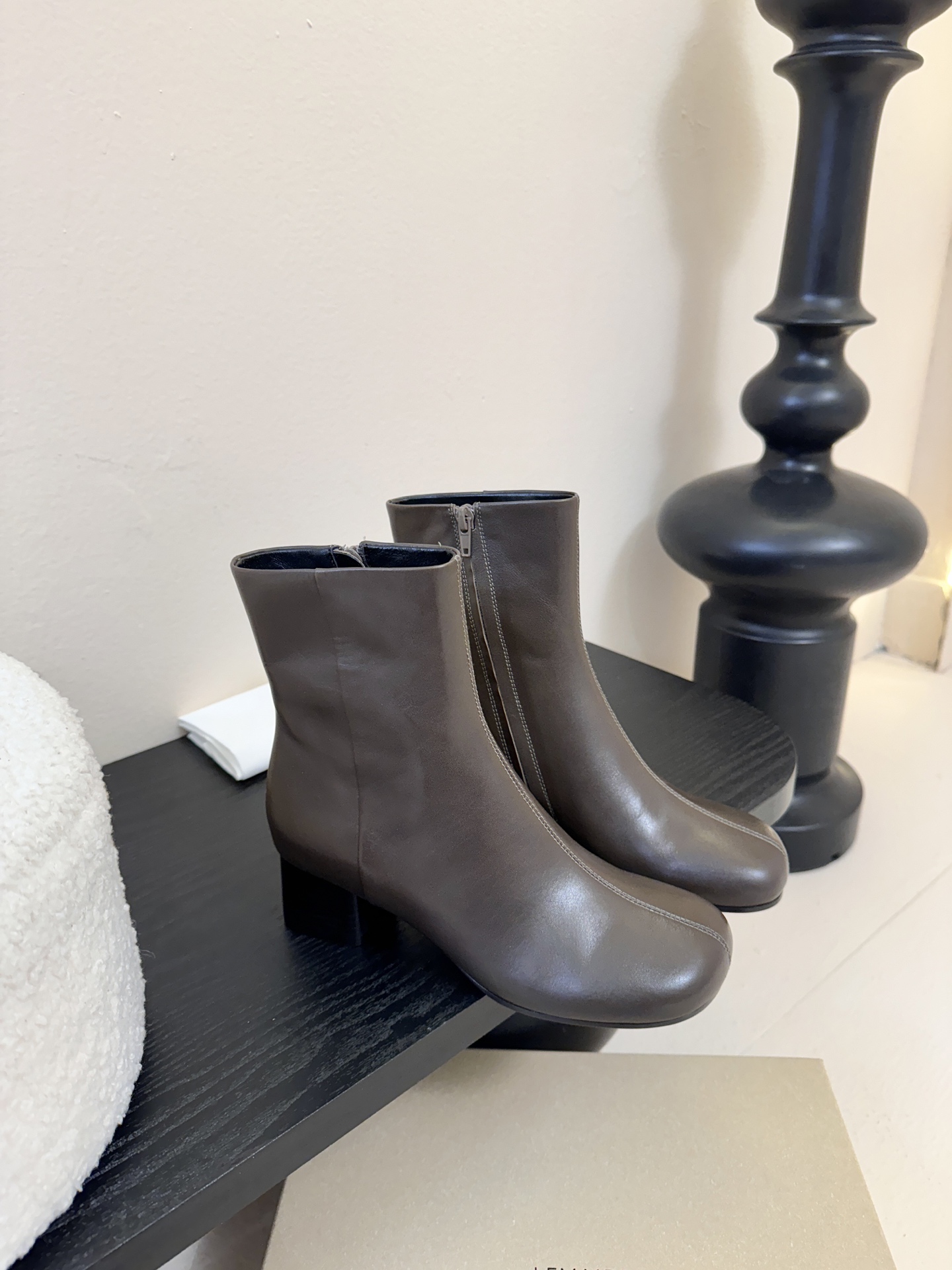 Lemaire 25ss 新款极简高跟靴低调有品，处处散发着迷人的气质一双高级又实用的小皮靴用这种随意又