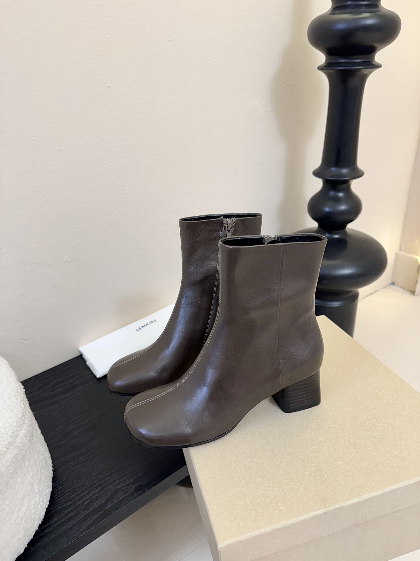 Lemaire 25ss 新款极简高跟靴低调有品，处处散发着迷人的气质一双高级又实用的小皮靴用这种随意又