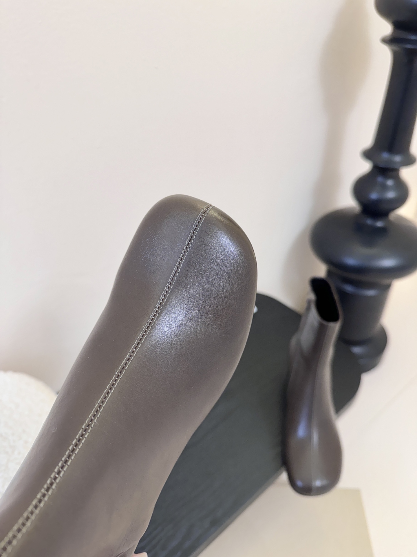 Lemaire 25ss 新款极简高跟靴低调有品，处处散发着迷人的气质一双高级又实用的小皮靴用这种随意又