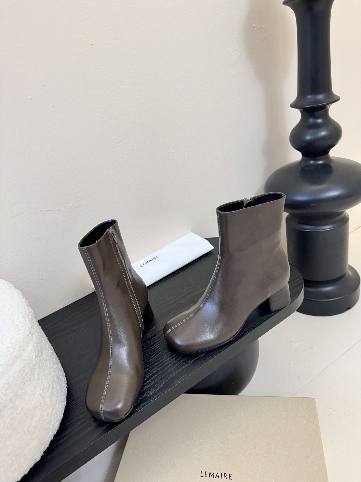 Lemaire 25ss 新款极简高跟靴低调有品，处处散发着迷人的气质一双高级又实用的小皮靴用这种随意又