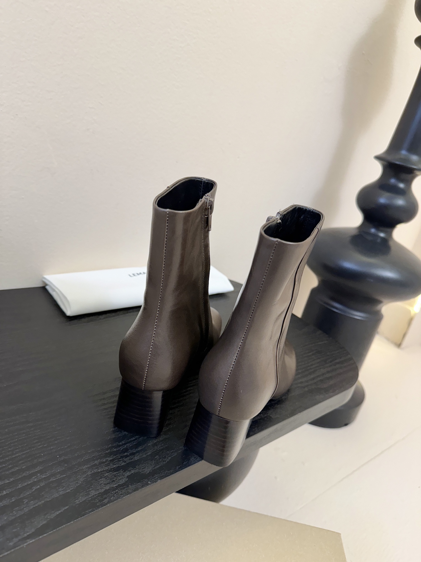 Lemaire 25ss 新款极简高跟靴低调有品，处处散发着迷人的气质一双高级又实用的小皮靴用这种随意又