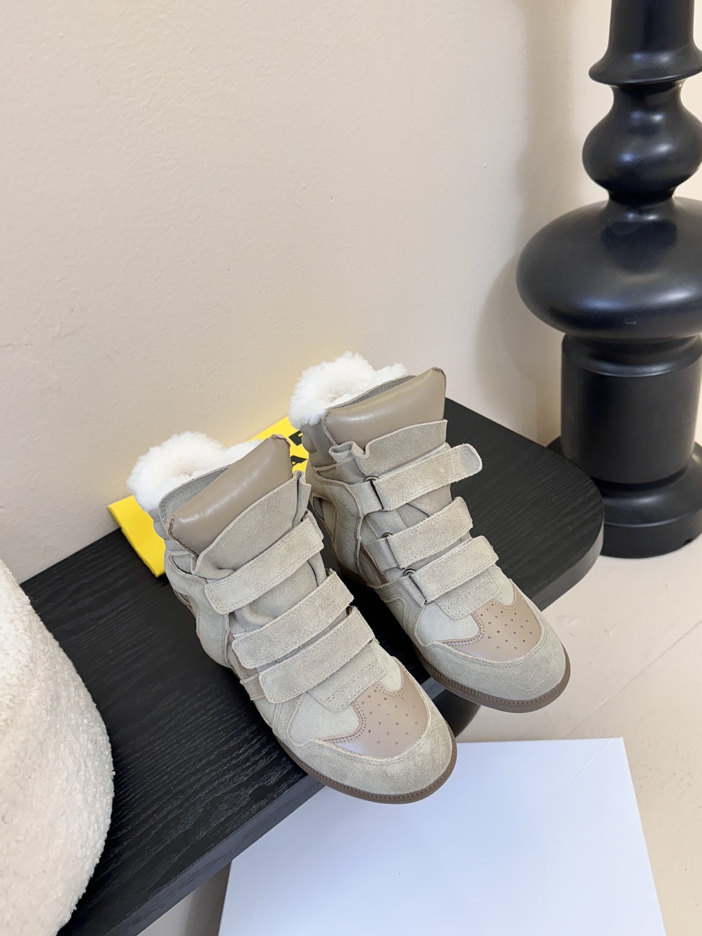 Isabel Maran*楔形增高加绒运动鞋自带7cm隐形楔形鞋跟，悄悄拉长腿型，同时保持运动鞋的舒适步