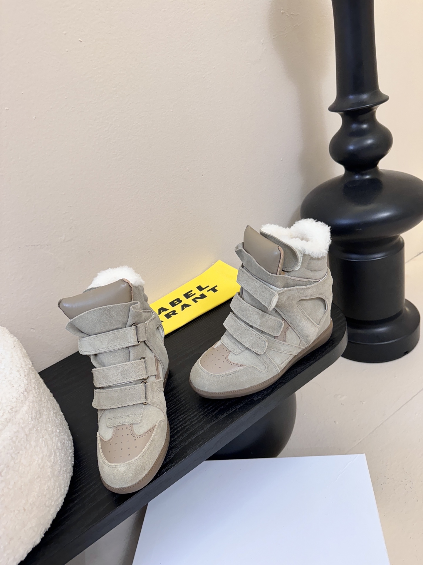 Isabel Maran*楔形增高加绒运动鞋自带7cm隐形楔形鞋跟，悄悄拉长腿型，同时保持运动鞋的舒适步