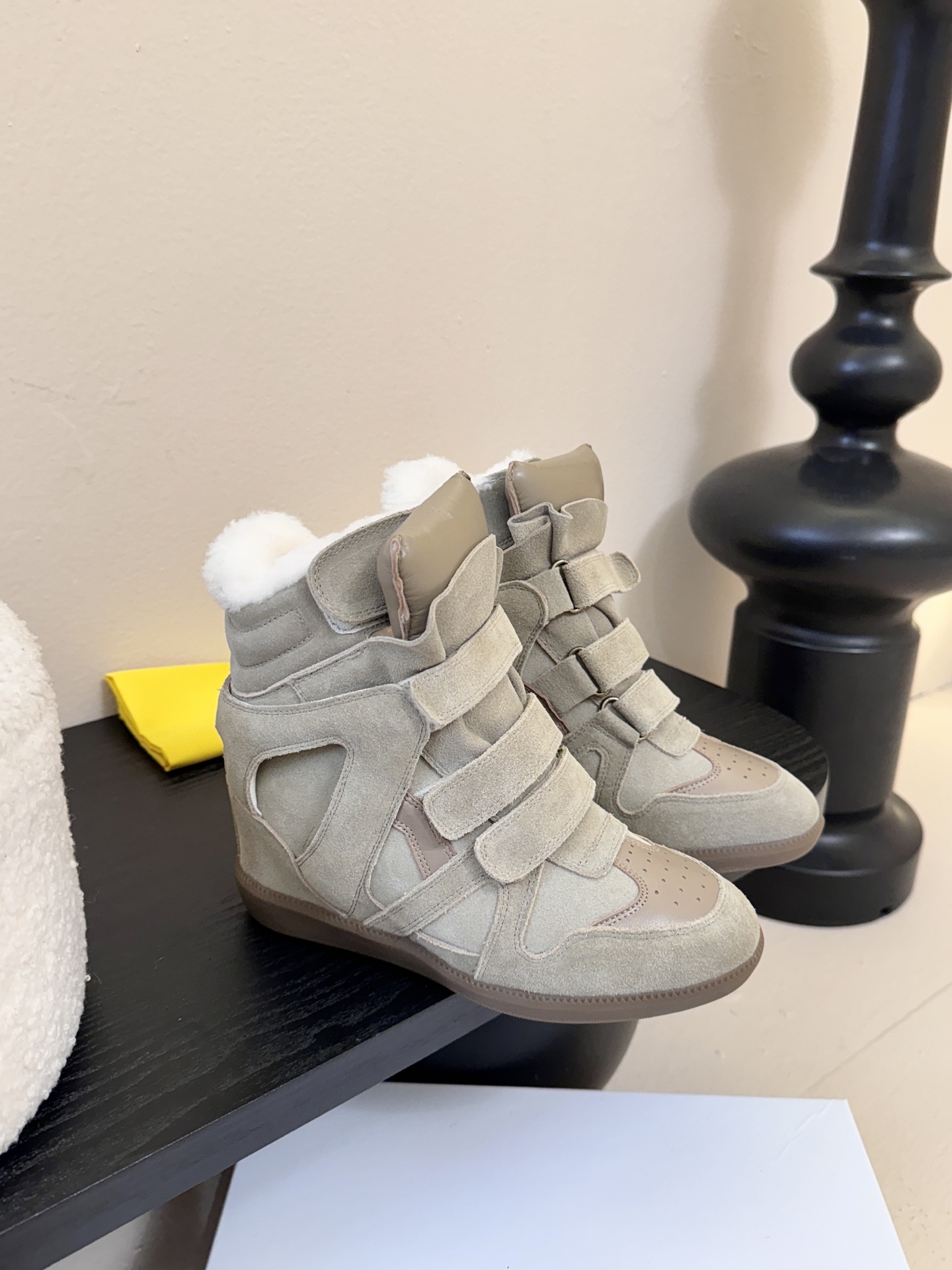 Isabel Maran*楔形增高加绒运动鞋自带7cm隐形楔形鞋跟，悄悄拉长腿型，同时保持运动鞋的舒适步