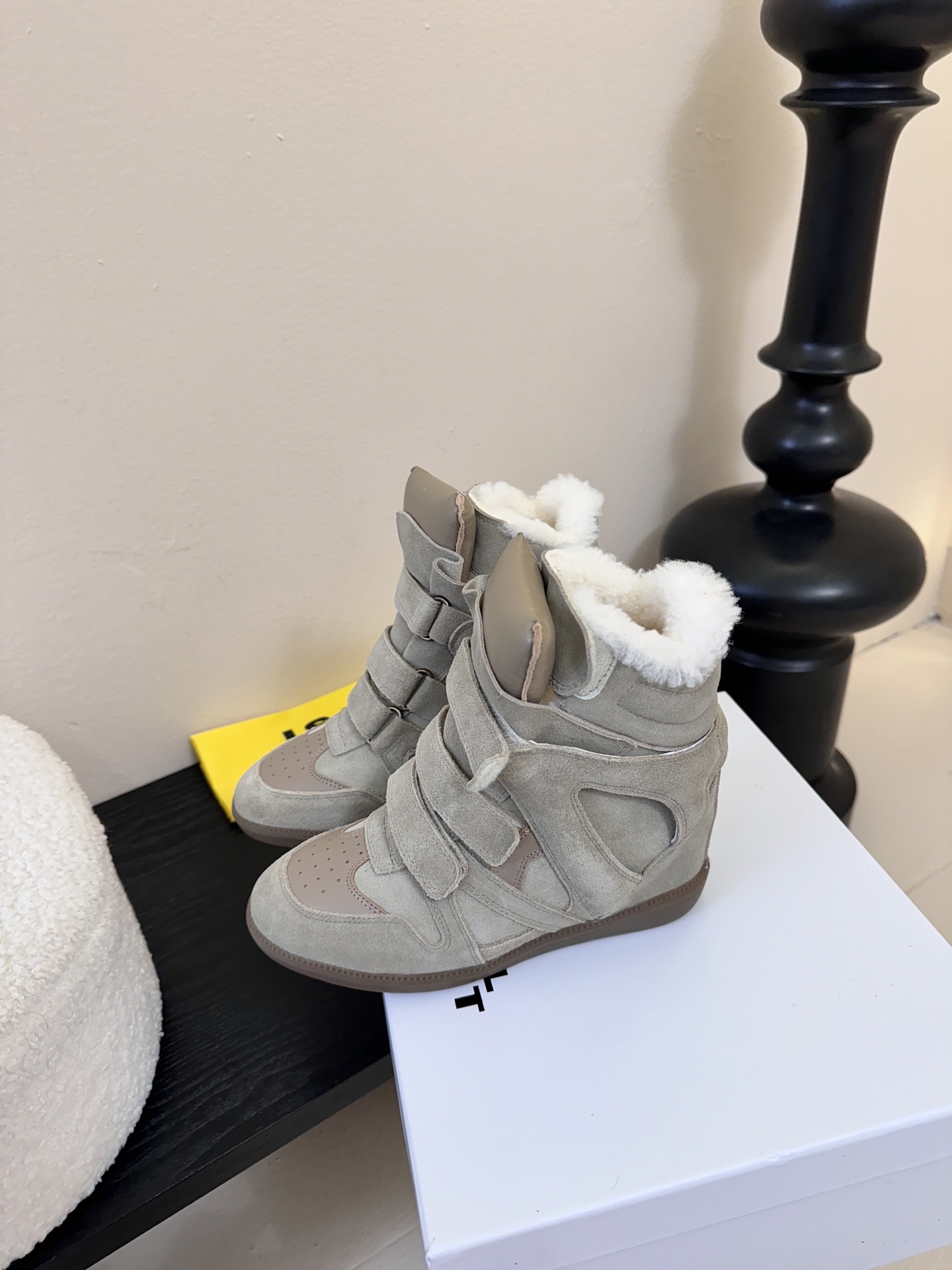 Isabel Maran*楔形增高加绒运动鞋自带7cm隐形楔形鞋跟，悄悄拉长腿型，同时保持运动鞋的舒适步