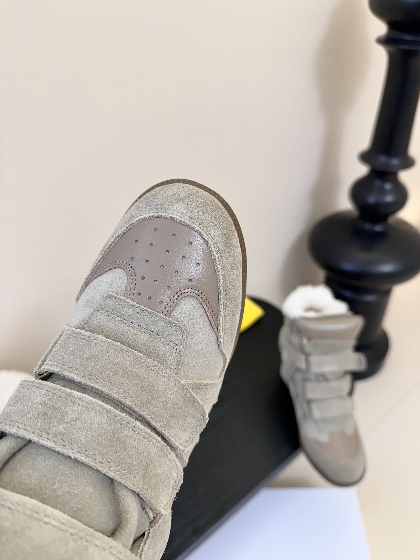 Isabel Maran*楔形增高加绒运动鞋自带7cm隐形楔形鞋跟，悄悄拉长腿型，同时保持运动鞋的舒适步