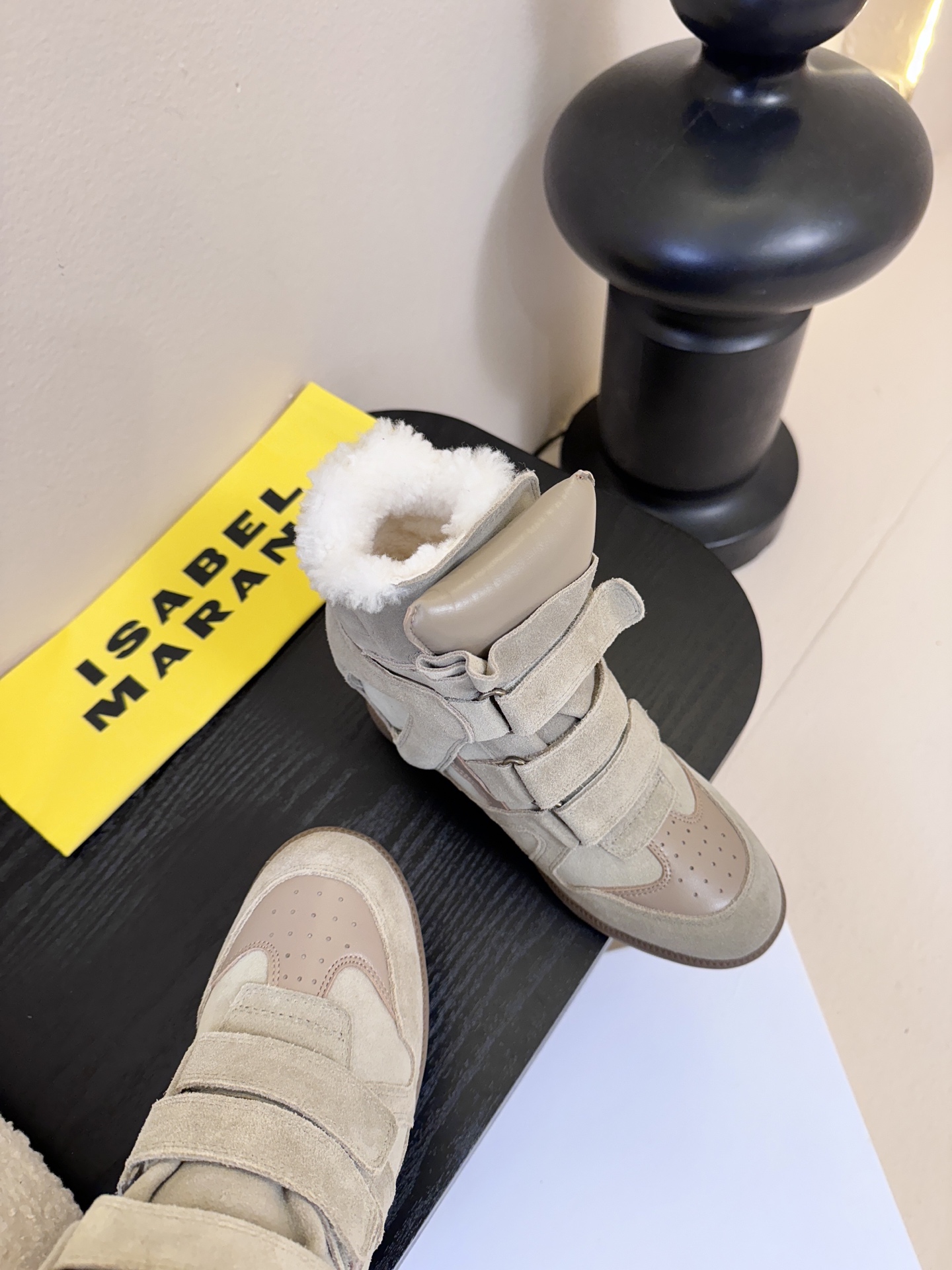 Isabel Maran*楔形增高加绒运动鞋自带7cm隐形楔形鞋跟，悄悄拉长腿型，同时保持运动鞋的舒适步