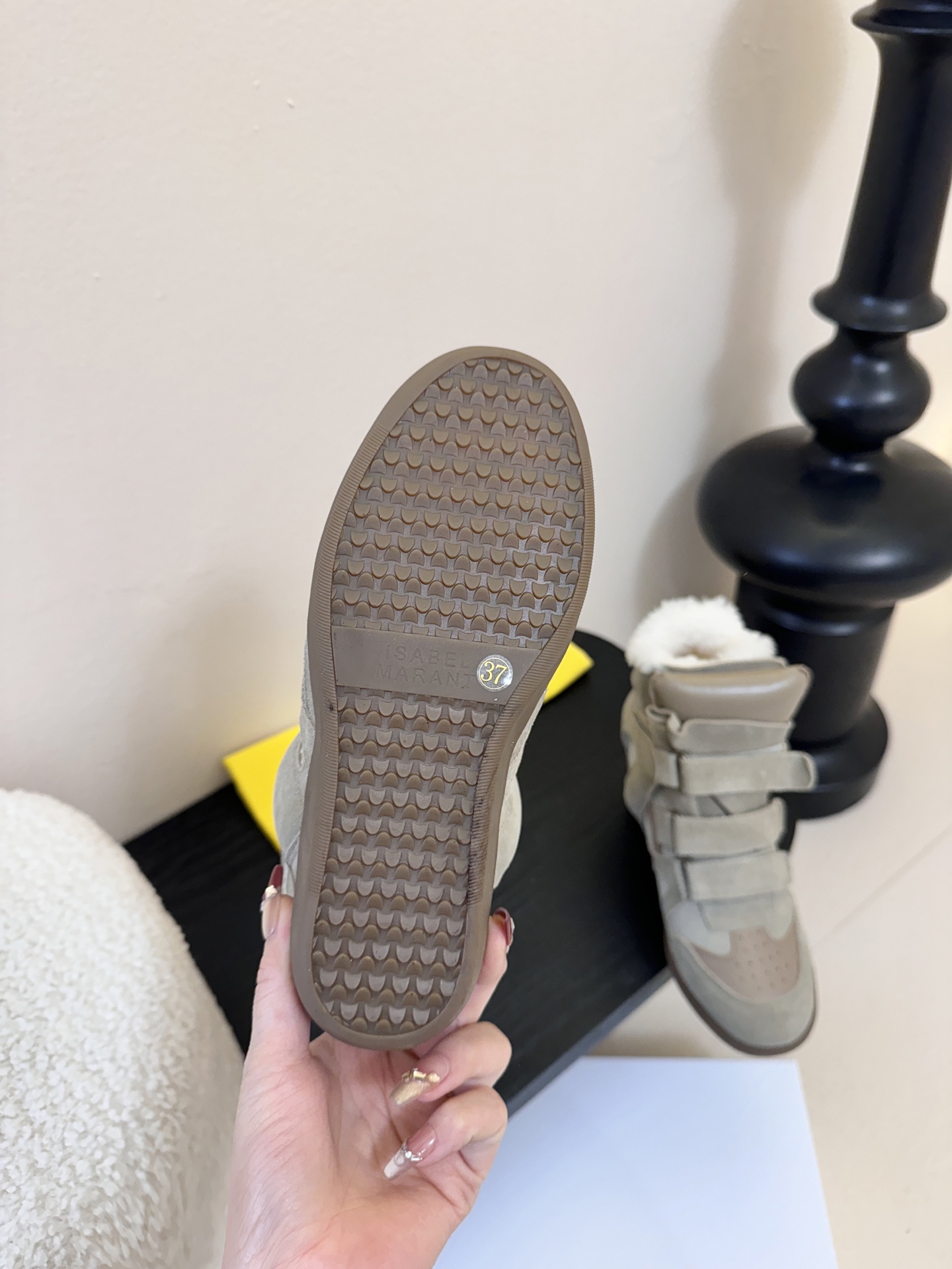 Isabel Maran*楔形增高加绒运动鞋自带7cm隐形楔形鞋跟，悄悄拉长腿型，同时保持运动鞋的舒适步