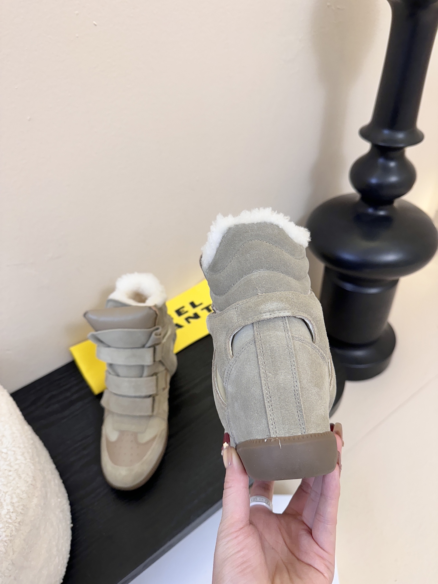 Isabel Maran*楔形增高加绒运动鞋自带7cm隐形楔形鞋跟，悄悄拉长腿型，同时保持运动鞋的舒适步