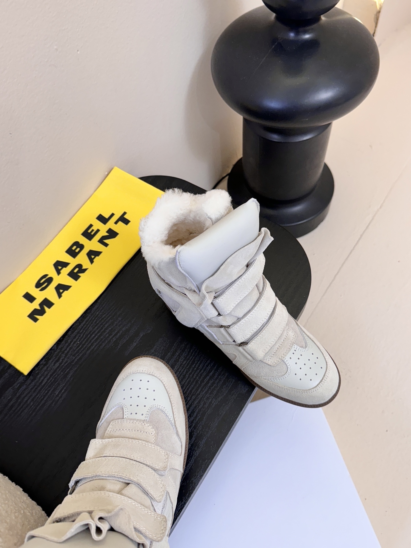 Isabel Maran*楔形增高加绒运动鞋自带7cm隐形楔形鞋跟，悄悄拉长腿型，同时保持运动鞋的舒适步