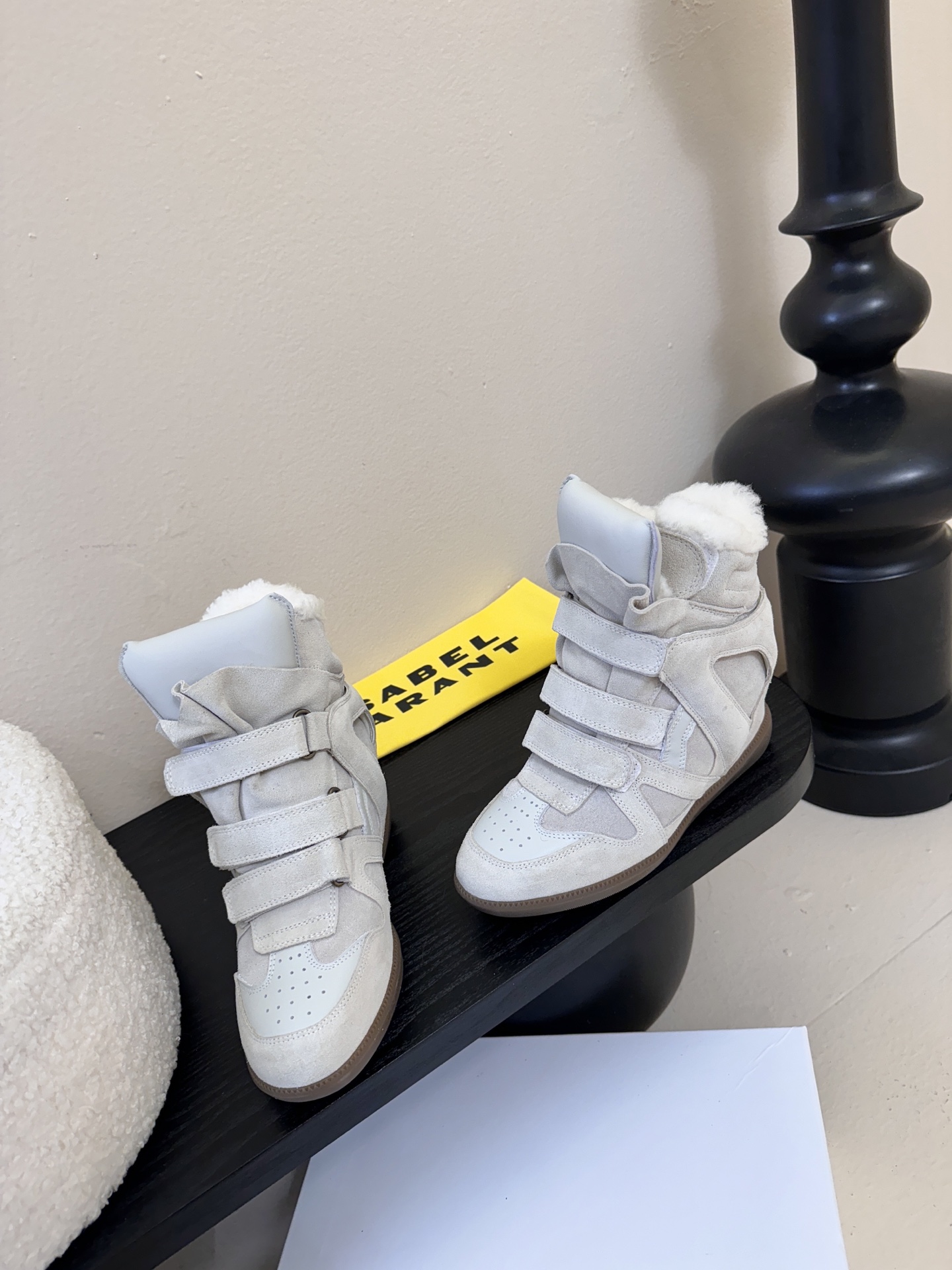 Isabel Maran*楔形增高加绒运动鞋自带7cm隐形楔形鞋跟，悄悄拉长腿型，同时保持运动鞋的舒适步