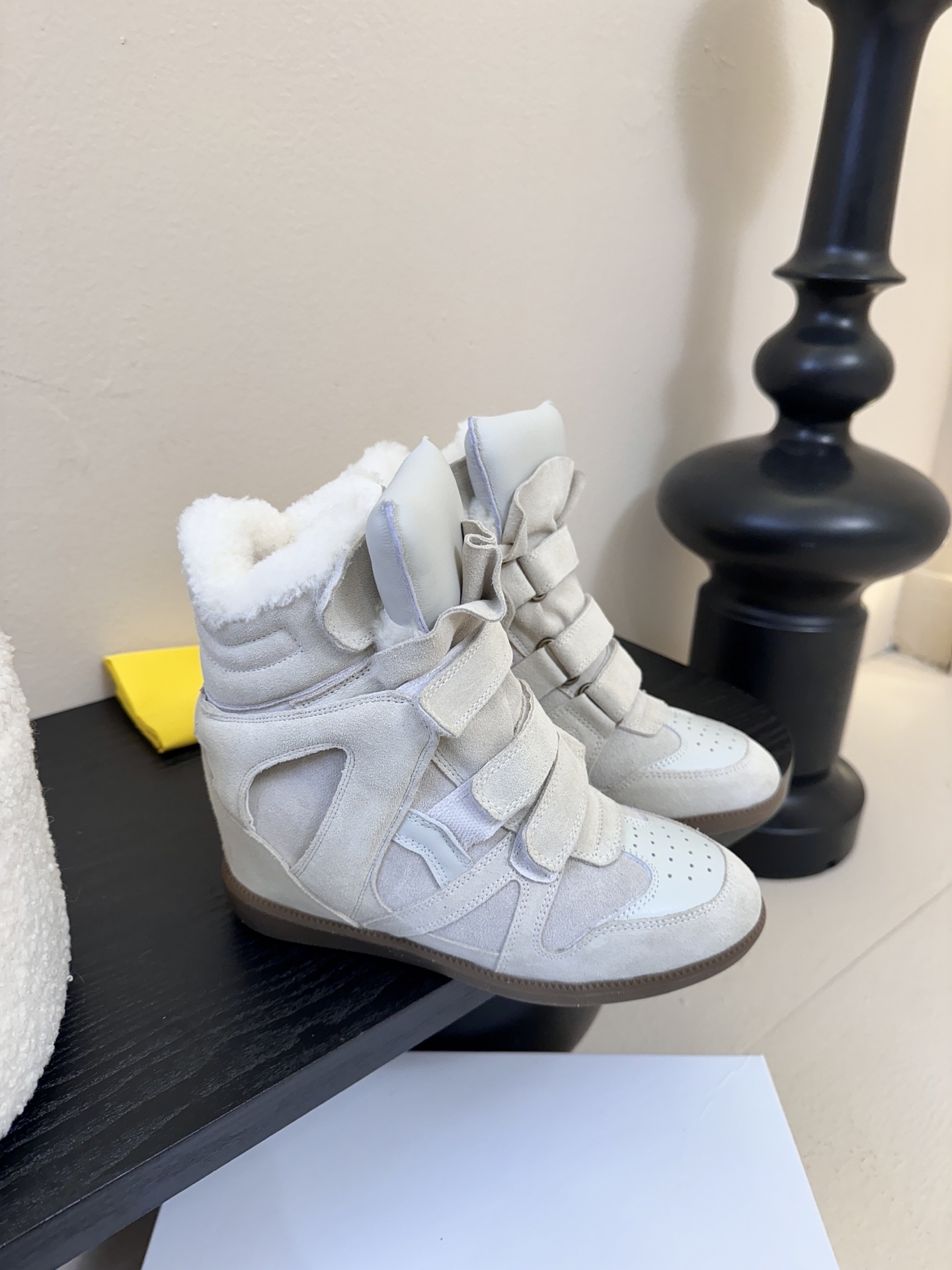 Isabel Maran*楔形增高加绒运动鞋自带7cm隐形楔形鞋跟，悄悄拉长腿型，同时保持运动鞋的舒适步