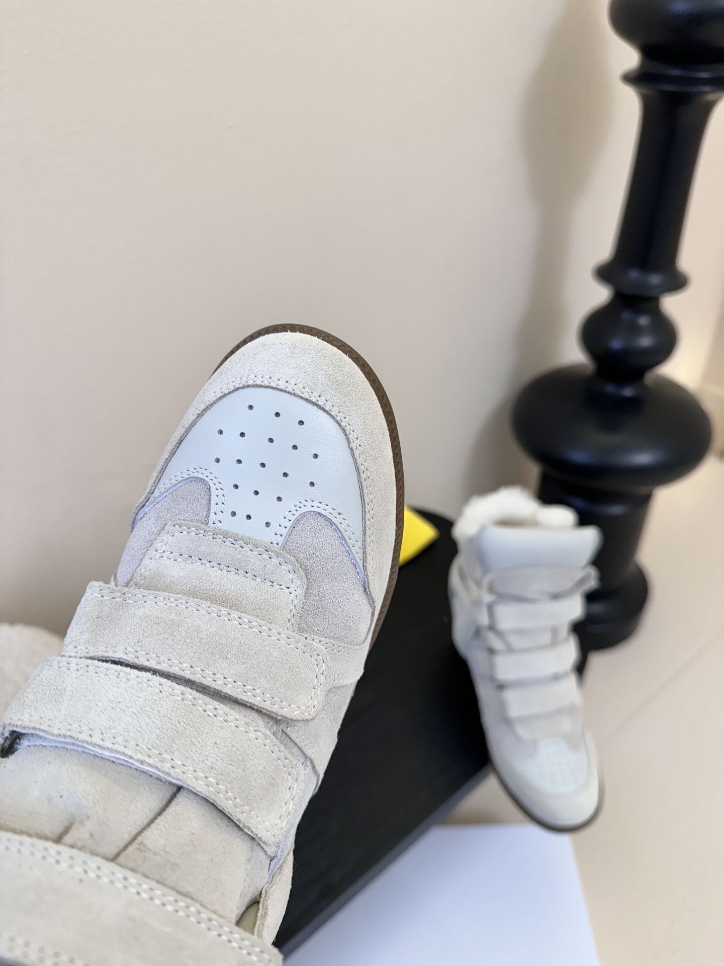 Isabel Maran*楔形增高加绒运动鞋自带7cm隐形楔形鞋跟，悄悄拉长腿型，同时保持运动鞋的舒适步