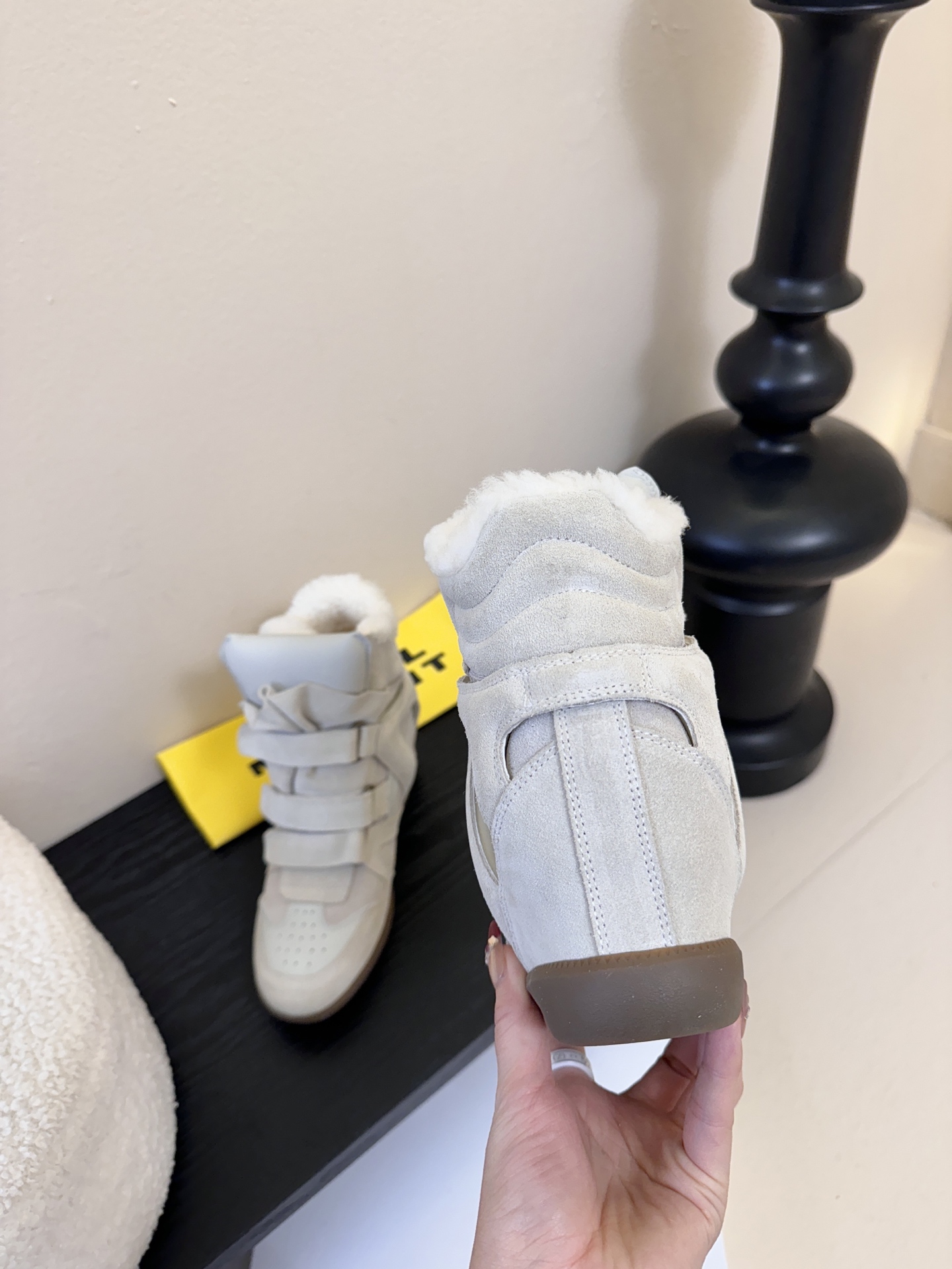 Isabel Maran*楔形增高加绒运动鞋自带7cm隐形楔形鞋跟，悄悄拉长腿型，同时保持运动鞋的舒适步