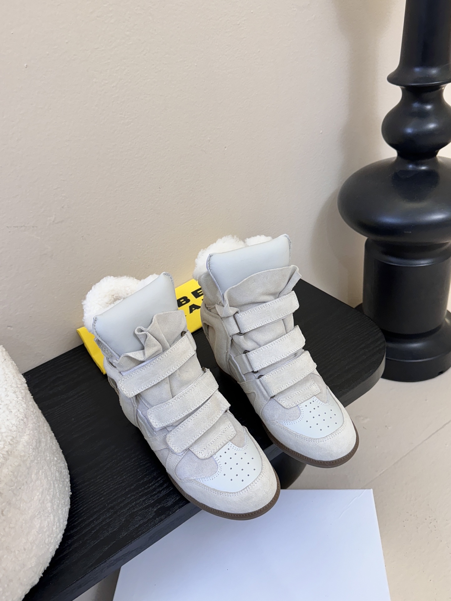 Isabel Maran*楔形增高加绒运动鞋自带7cm隐形楔形鞋跟，悄悄拉长腿型，同时保持运动鞋的舒适步