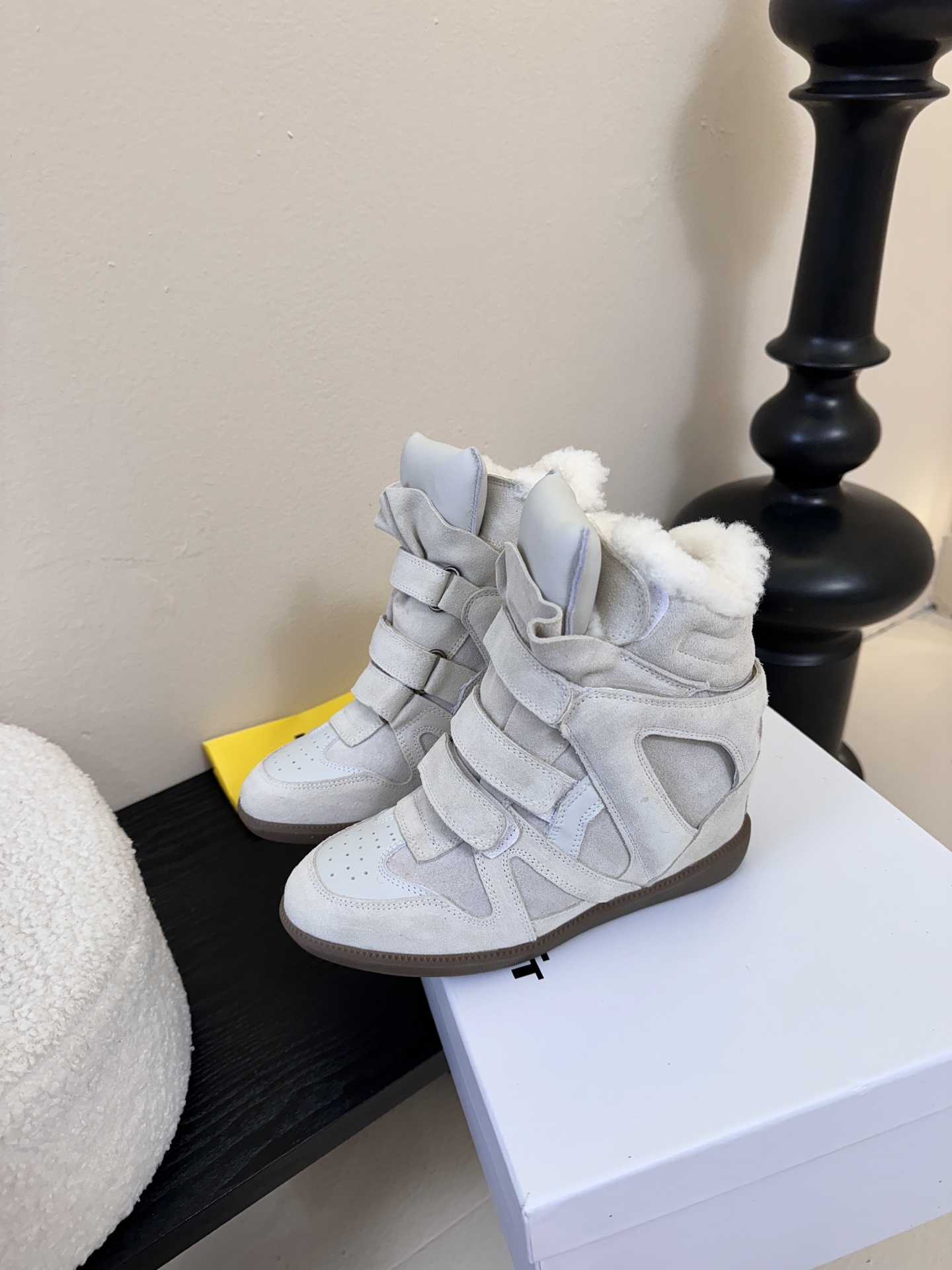 Isabel Maran*楔形增高加绒运动鞋自带7cm隐形楔形鞋跟，悄悄拉长腿型，同时保持运动鞋的舒适步