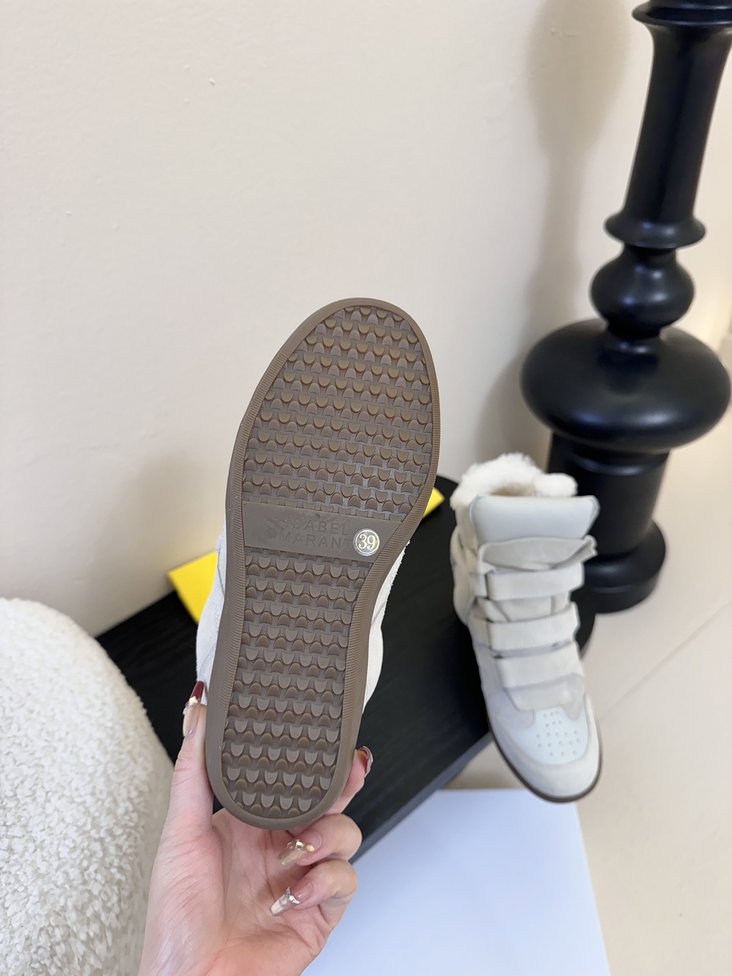 Isabel Maran*楔形增高加绒运动鞋自带7cm隐形楔形鞋跟，悄悄拉长腿型，同时保持运动鞋的舒适步