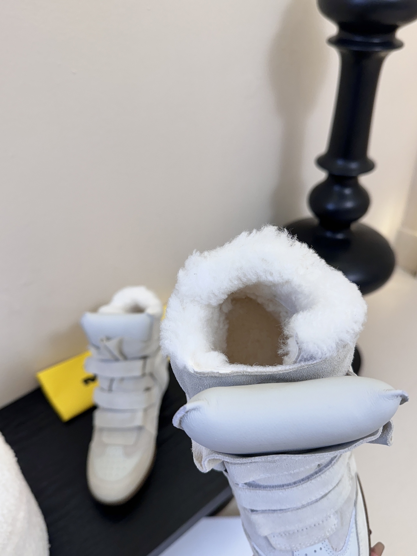 Isabel Maran*楔形增高加绒运动鞋自带7cm隐形楔形鞋跟，悄悄拉长腿型，同时保持运动鞋的舒适步