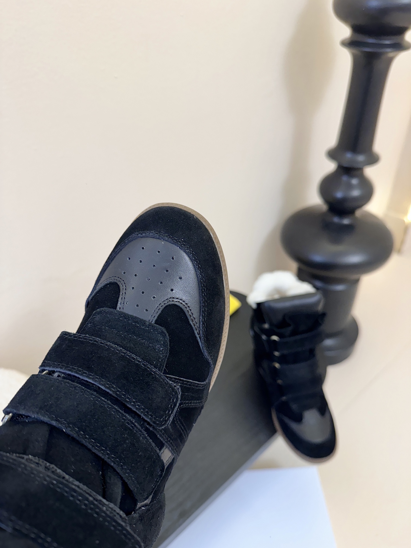 Isabel Maran*楔形增高加绒运动鞋自带7cm隐形楔形鞋跟，悄悄拉长腿型，同时保持运动鞋的舒适步