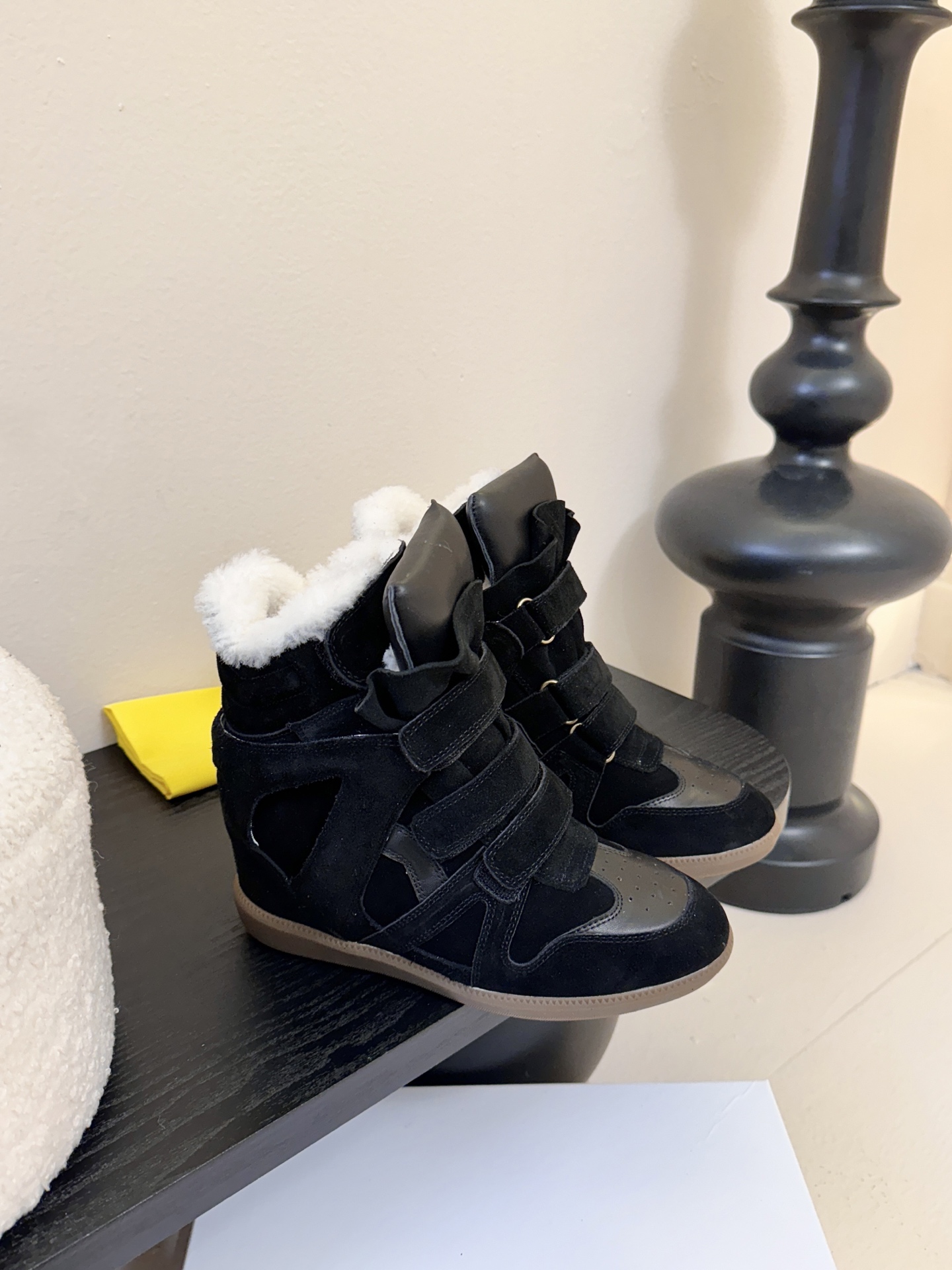 Isabel Maran*楔形增高加绒运动鞋自带7cm隐形楔形鞋跟，悄悄拉长腿型，同时保持运动鞋的舒适步