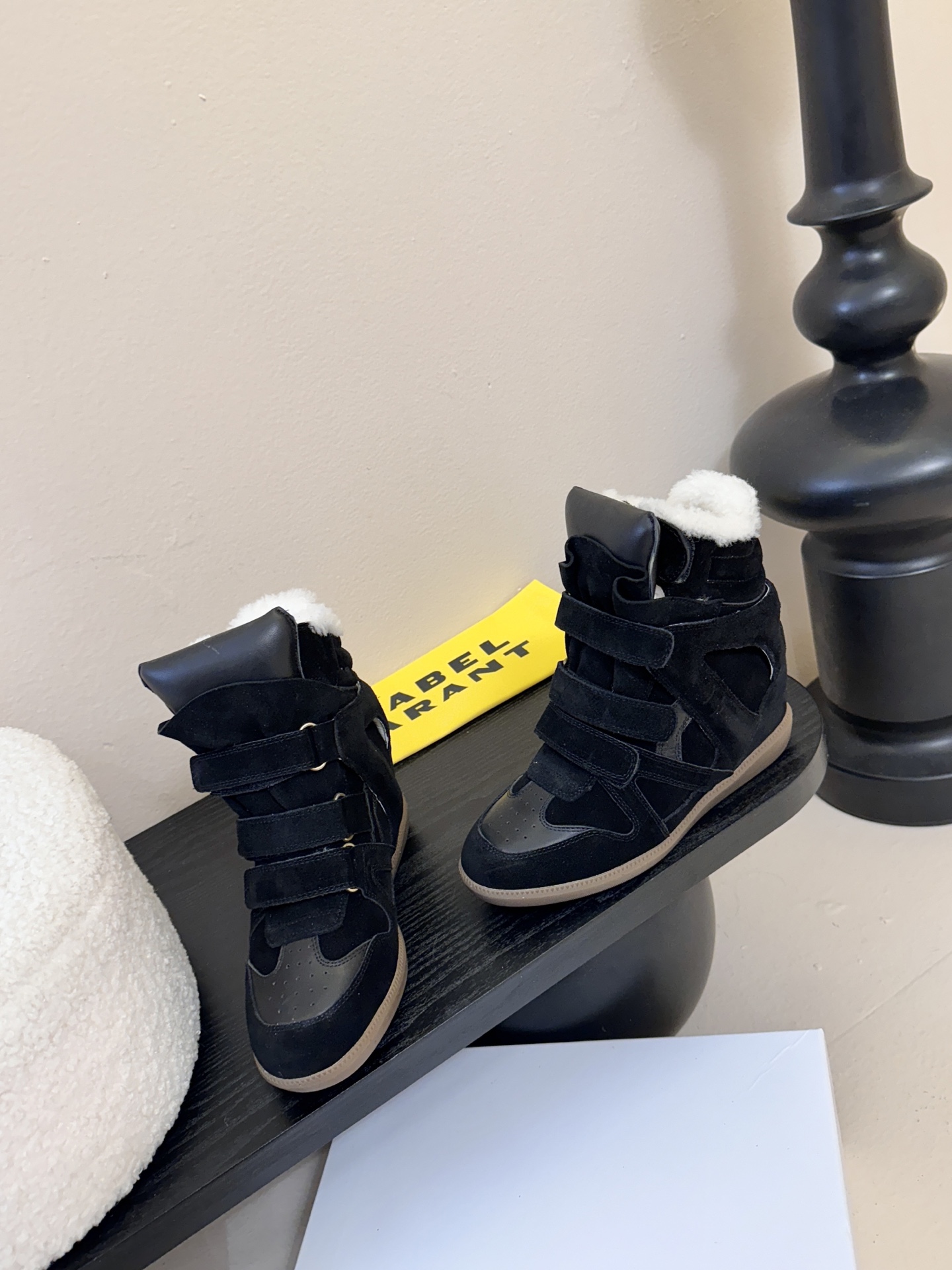 Isabel Maran*楔形增高加绒运动鞋自带7cm隐形楔形鞋跟，悄悄拉长腿型，同时保持运动鞋的舒适步